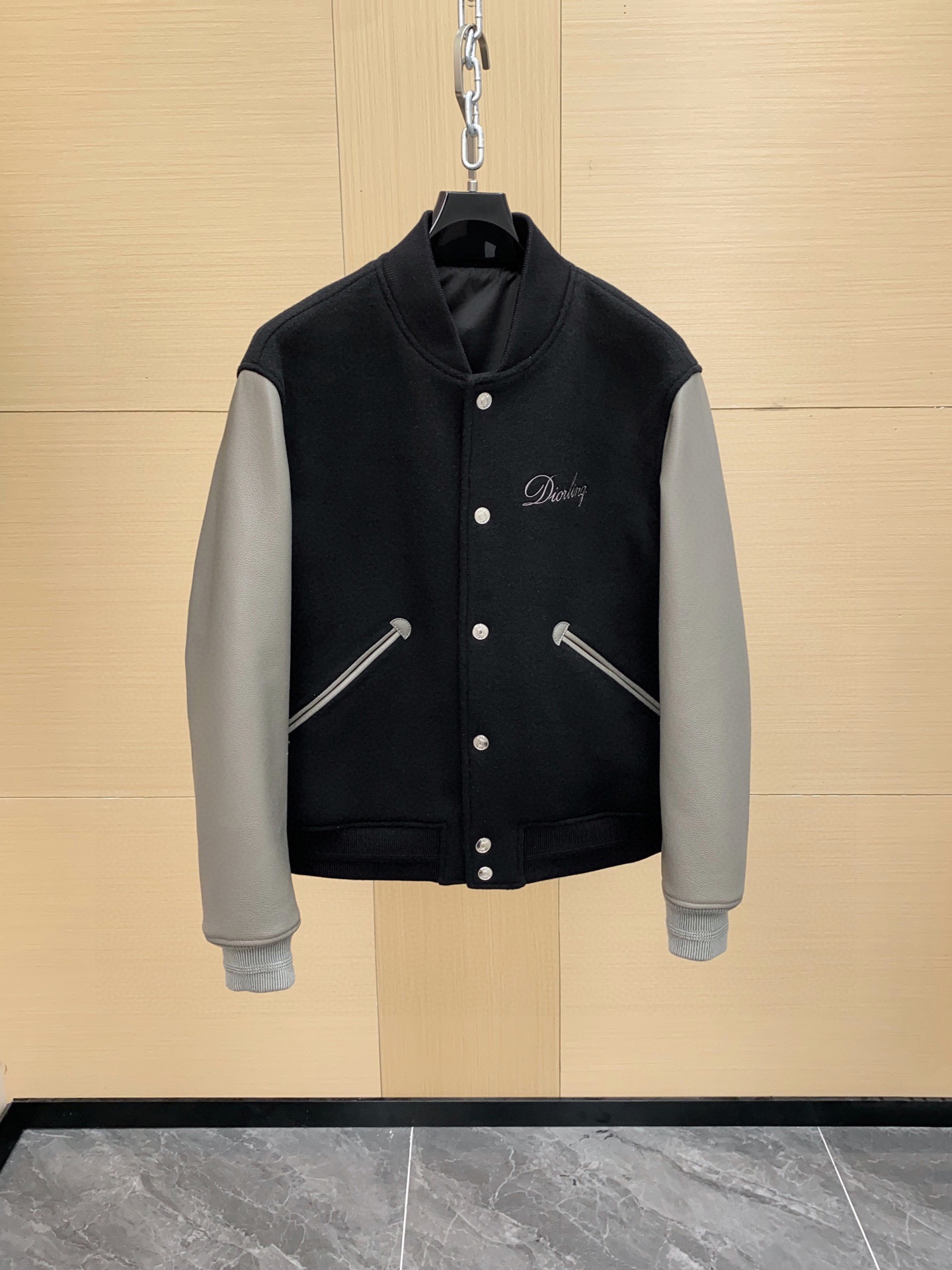 NO:940388,[Ready for sale] Dior Dior men's jacket diorling black wool blend baseball jacket 2025 autumn and winter new This new 2025 winter varsity jacket is new for winter 2025, decorated with Diorling logo, inspired by the brand's archives. Made of black wool blend fabric with contrasting calfskin sleeves and matching trim pockets. Diorling on the front and back  Logo, perfect for adding a casual touch to any look. Sizes 48-56,,dior,dior,jackets & coats,jackets & coats,cowhide,Top Customize119860909【现货发售】Dior 迪奥男装外套diorling黑色羊毛混纺棒球服夹克2025秋冬新款 这款全新 2025冬季校队夹克是 2025年冬季新品,饰有 Diorling 标志,灵感源自品牌的档案.采用黑色羊毛混纺面料制成,搭配撞色质色小牛皮袖子和配套的边饰口袋.正面和背面饰有 Diorling 标志,非常适合为任何造型增添休闲气息.尺码48-56,,dior,dior,jackets & coats,jackets & coats,cowhide,Top Customize1,Men's clothing