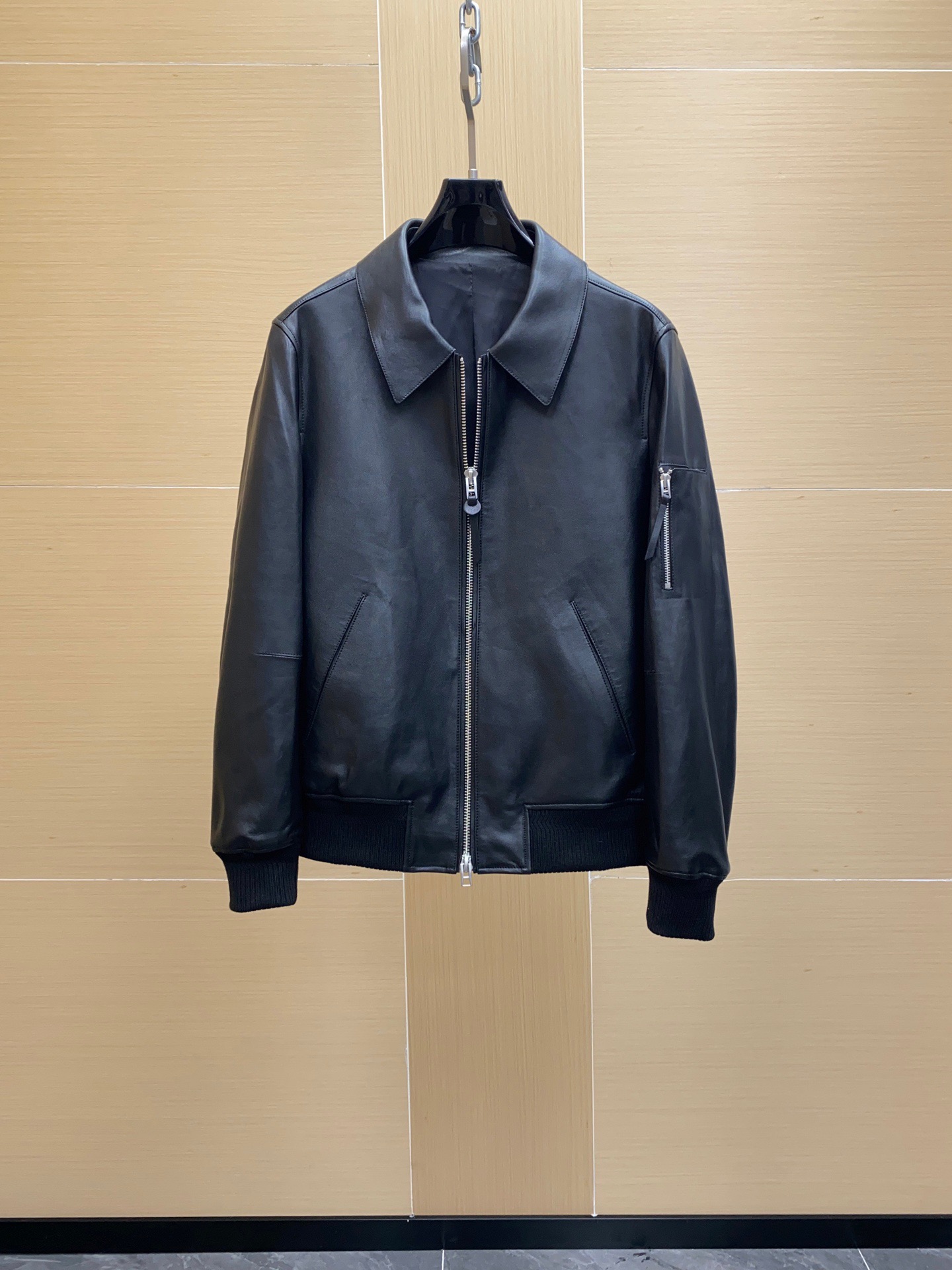 NO:940524,TOM FORD Black Nappa Leather Jacket TOM FORD's black Nappa leather jacket is made of high-quality Nappa leather, with a delicate feel and full gloss. Classic lapel + zipper design, adjustable cuffs and waist, comfortable and practical to wear. Silhouette tailoring, genderless style, easy to match with shirts, trousers or casual pants. It can be easily used for commuting, parties and formal occasions. It is a versatile artifact in the wardrobe!  ,,tom ford,shirts,leather jacket,Top Customize119860909TOM FORD 黑色纳帕皮皮衣 TOM FORD这款黑色纳帕皮皮衣,选用优质纳帕皮革,手感细腻,光泽感满分.经典翻领+拉链设计,袖口和腰部可调节,穿着舒适又实用.廓形剪裁,无性别风格,轻松搭配衬衫、西裤或休闲裤,通勤、聚会、正式场合都能轻松驾驭,是衣橱里的百搭神器！,,tom ford,shirts,leather jacket,Top Customize1,Men's clothing