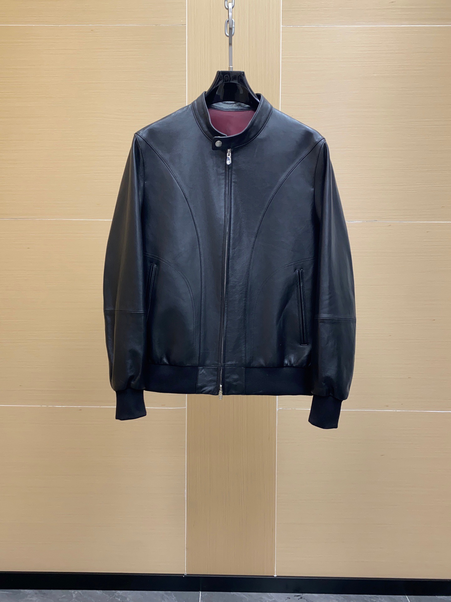NO:940529,Brunello Cucinelli black leather jacket This Brunello Cucinelli black leather jacket is made of high-quality nappa lambskin, which is soft and delicate to the touch and full of natural luster. Blouson version, precise proportion of shoulder line and body, comfortable to wear and silhouette. Zipper closure + symmetrical pockets, practical and simple, low-key luxury style, can be easily managed for daily commuting or leisure, and looks great with jeans or woolen pants.,, brunello cucinelli,jeans,jackets & coats,leather  jacket,sheepskin,Top Customize119860909Brunello Cucinelli 黑色皮衣夹克 这款Brunello Cucinelli黑色皮衣夹克采用高品质nappa小羊皮,触感柔软细腻,自然光泽感满满.Blouson版型,肩线和衣身比例精准,穿着舒适又显轮廓.拉链开合+对称口袋,实用又简约,低调奢华风格,日常通勤或休闲都能轻松驾驭,搭配牛仔裤或羊毛裤都很出彩.,,brunello cucinelli,jeans,jackets & coats,leather jacket,sheepskin,Top Customize1,Men's clothing