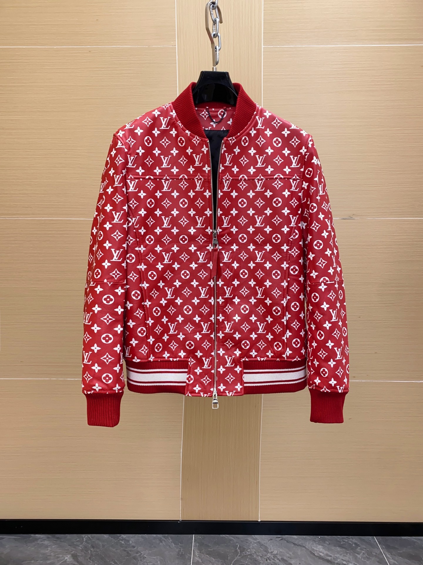 NO:940554,Supreme x Louis Vuitton co-branded cow leather jacket is a cross-border classic, making an eye-catching debut. The two legendary brands Supreme and LV have once again joined hands to present the 25 autumn and winter blockbuster - hooded leather jacket. It interprets high-end street aesthetics with a subversive design and brings fashion enthusiasts a collection-level item that cannot be missed.  The LV jacket is crafted from imported cowhide. The leather is delicate and flexible, with a rich touch. It has good warmth retention and style. The red tone is warm yet high-end, easily becoming the visual focus of the overall look.  The design cleverly combines the iconic elements of both parties with LV's classic five-flower LOGO print all over the body, showing the brand's deep heritage with exquisite craftsmanship; red and white threads are decorated on the collar and cuffs, adding a sense of layering and vitality; the Supreme classic logo is carefully embroidered on the hem threads, highlighting the joint identity while creating a unique street trend. The hooded version is casual and practical, suitable for daily outings and easy to control multiple occasions, showing the wearer's taste and personality. Supreme*Louis  Vuitton hooded leather jacket combines the essence of the brand and craftsmanship. It is the perfect fusion of trend and classic. It brings you an excellent choice for those who pursue unique style. Size 48-56,,louis vuitton,louis vuitton,jackets & coats,cowhide,hats,Top Customize119860909Supreme x Louis Vuitton 联名款牛皮夹克跨界经典,瞩目登场  Supreme与LV两大传奇品牌再度携手,联袂呈现25秋冬重磅之作——连帽皮夹克,以颠覆性设计诠释高端街头美学,为潮流爱好者带来不容错过的收藏级单品.  LV款夹克甄选进口牛皮匠心打造,皮质细腻柔韧,触感丰盈,兼具良好的保暖性与造型感,红色调热烈而不失高级,轻松成为整体造型的视觉焦点.  设计上巧妙融合双方标志性元素全身点缀LV经典五花LOGO印花,以精湛工艺呈现品牌深厚底蕴；红白相间螺纹装饰于领口、袖口,增添层次感与活力；下摆螺纹处精心绣有Supreme经典标识,彰显联名身份的同时,碰撞出独特的街头潮流气息.连帽版型休闲实穿,既适合日常出街,亦能轻松驾驭多元场合,尽显穿着者的品味与个性.  Supreme*Louis Vuitton连帽皮夹克,集品牌精髓与匠心工艺于一身,是潮流与经典的完美融合,为追求独特风格的您带来卓越选择 码数48-56,,louis vuitton,louis vuitton,jackets & coats,cowhide,hats,Top Customize1,Men's clothing