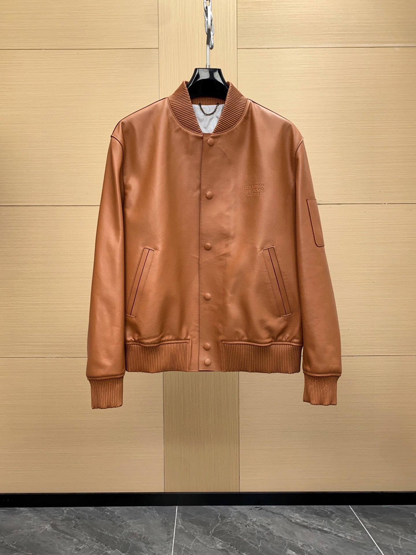 NO:940542,Ready for sale!  1V Autumn and winter men's sheepskin leather jacket. This leather jacket is made of sheepskin imported from Australia. It is of high quality and has a soft and delicate touch. The high-collar design can not only effectively resist the cold, but also highlight the man's upright posture and extraordinary temperament.  Louis Vuitton has always led the fashion trend with exquisite craftsmanship and excellent design. This sheepskin leather jacket is undoubtedly another masterpiece of the essence of its brand. It is not only a piece of clothing, but also a symbol of identity and taste. Size 48-56,,louis vuitton,leather jacket,sheepskin,Top Customize119860909现货发售！1V 秋冬男士羊皮皮衣.这款皮衣精选澳洲进口的绵羊皮,材质上乘,触感柔软细腻 高领的版型设计,不仅能够有效抵御寒冷,更能凸显男士的挺拔身姿与不凡气质 路易威登一直以来都以精湛的工艺和卓越的设计引领时尚潮流,这款羊皮皮衣无疑是其品牌精髓的又一力作.它不仅是一件衣物,更是一种身份与品味的象征.码数48-56,,louis vuitton,leather jacket,sheepskin,Top Customize1,Men's clothing