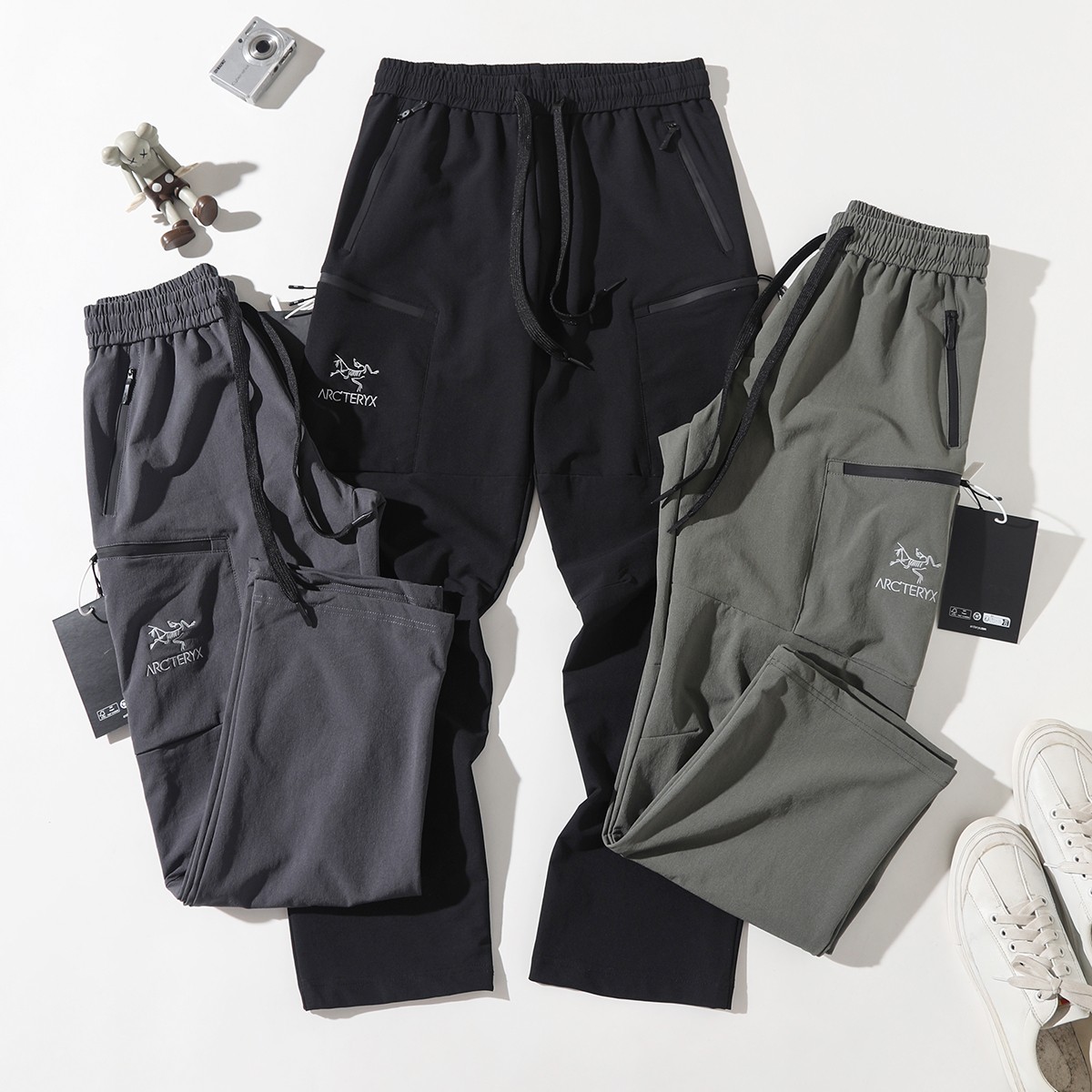 💰130
ARC'TERYX/始祖鸟立体工装休闲长裤
依旧经典白色大LOGO刺绣!微阔腿版型 和定制松紧腰设计 使户外和舒适度更加融合
定制五金辅料 刺绣升级 撞色LOGO拉链
柜子2000➕
面料性能、版型裁剪、做工品质缺一不可这款,真的每一方面做得都很突出!!!
款式上也没有局限性,日常、休闲、城市通勤、户外、骑行、运动皆可!
外层呈现竖向的长城条肌理提花,内层是超细玉米格功能层!
非常的细腻、紧实,轻盈柔软不生硬
接近于肌肤触感,穿起来特舒服、特透气,不闷不捂不沾身!能够实现防水与吸湿速干兼顾,干爽自在,又很方便打理!
四面高弹,告别紧绷舒服,行动十分的自在灵活骑行、爬山、跑步、运动什么的都不用担心~
腰身单粒扣+拉链门襟闭合,简洁大方!带双匝线腰袢,纽扣和拉链均是同色定制!
两侧斜插口袋,裤腿两侧是双层翻盖的半立体口袋,轻工装设计,很有层次!
3D人工学立体栽剪!裆部插角布拼接,裤腿微弧形线条向下微收,很是考究严谨
使得双腿与裆部灵活不紧绷的同时,又能收束裤腿,修饰身材!
全身拼缝采用军品级双规车工缝制,针脚严密工整!
这裤子真的太爱了,到手你们自己看,性价比非常之高!!!
颜色 黑色 石磨灰 浅绿
尺码 M-3XL
尺码 裤长 腰围 臀围 建议体重
M 98 80 100 100-120
L 100 84 104 120-140
XL 102 88 109 140-160
2XL 104 92 114 155-175
3XL 106 96 118 170-190