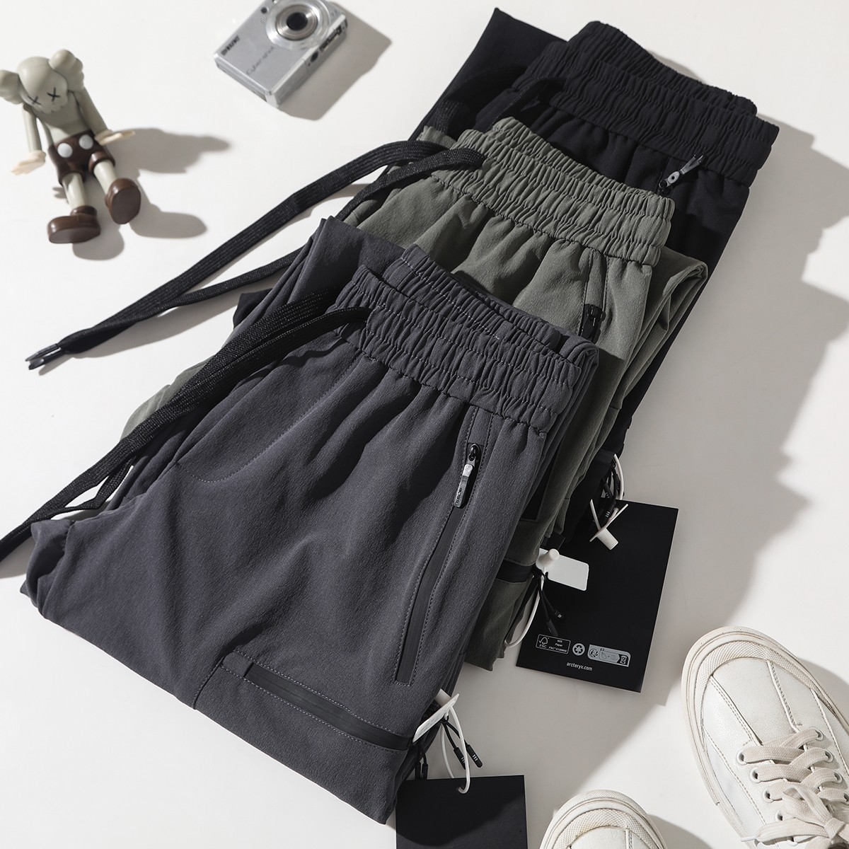 💰130
ARC'TERYX/始祖鸟立体工装休闲长裤
依旧经典白色大LOGO刺绣!微阔腿版型 和定制松紧腰设计 使户外和舒适度更加融合
定制五金辅料 刺绣升级 撞色LOGO拉链
柜子2000➕
面料性能、版型裁剪、做工品质缺一不可这款,真的每一方面做得都很突出!!!
款式上也没有局限性,日常、休闲、城市通勤、户外、骑行、运动皆可!
外层呈现竖向的长城条肌理提花,内层是超细玉米格功能层!
非常的细腻、紧实,轻盈柔软不生硬
接近于肌肤触感,穿起来特舒服、特透气,不闷不捂不沾身!能够实现防水与吸湿速干兼顾,干爽自在,又很方便打理!
四面高弹,告别紧绷舒服,行动十分的自在灵活骑行、爬山、跑步、运动什么的都不用担心~
腰身单粒扣+拉链门襟闭合,简洁大方!带双匝线腰袢,纽扣和拉链均是同色定制!
两侧斜插口袋,裤腿两侧是双层翻盖的半立体口袋,轻工装设计,很有层次!
3D人工学立体栽剪!裆部插角布拼接,裤腿微弧形线条向下微收,很是考究严谨
使得双腿与裆部灵活不紧绷的同时,又能收束裤腿,修饰身材!
全身拼缝采用军品级双规车工缝制,针脚严密工整!
这裤子真的太爱了,到手你们自己看,性价比非常之高!!!
颜色 黑色 石磨灰 浅绿
尺码 M-3XL
尺码 裤长 腰围 臀围 建议体重
M 98 80 100 100-120
L 100 84 104 120-140
XL 102 88 109 140-160
2XL 104 92 114 155-175
3XL 106 96 118 170-190