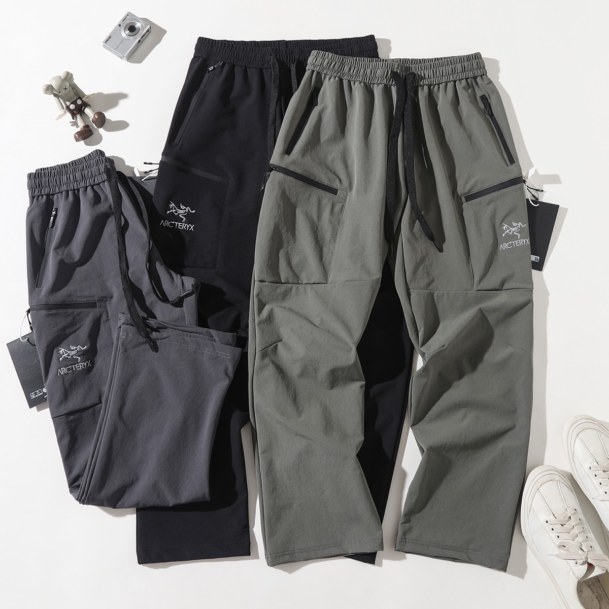 💰130
ARC'TERYX/始祖鸟立体工装休闲长裤
依旧经典白色大LOGO刺绣!微阔腿版型 和定制松紧腰设计 使户外和舒适度更加融合
定制五金辅料 刺绣升级 撞色LOGO拉链
柜子2000➕
面料性能、版型裁剪、做工品质缺一不可这款,真的每一方面做得都很突出!!!
款式上也没有局限性,日常、休闲、城市通勤、户外、骑行、运动皆可!
外层呈现竖向的长城条肌理提花,内层是超细玉米格功能层!
非常的细腻、紧实,轻盈柔软不生硬
接近于肌肤触感,穿起来特舒服、特透气,不闷不捂不沾身!能够实现防水与吸湿速干兼顾,干爽自在,又很方便打理!
四面高弹,告别紧绷舒服,行动十分的自在灵活骑行、爬山、跑步、运动什么的都不用担心~
腰身单粒扣+拉链门襟闭合,简洁大方!带双匝线腰袢,纽扣和拉链均是同色定制!
两侧斜插口袋,裤腿两侧是双层翻盖的半立体口袋,轻工装设计,很有层次!
3D人工学立体栽剪!裆部插角布拼接,裤腿微弧形线条向下微收,很是考究严谨
使得双腿与裆部灵活不紧绷的同时,又能收束裤腿,修饰身材!
全身拼缝采用军品级双规车工缝制,针脚严密工整!
这裤子真的太爱了,到手你们自己看,性价比非常之高!!!
颜色 黑色 石磨灰 浅绿
尺码 M-3XL
尺码 裤长 腰围 臀围 建议体重
M 98 80 100 100-120
L 100 84 104 120-140
XL 102 88 109 140-160
2XL 104 92 114 155-175
3XL 106 96 118 170-190