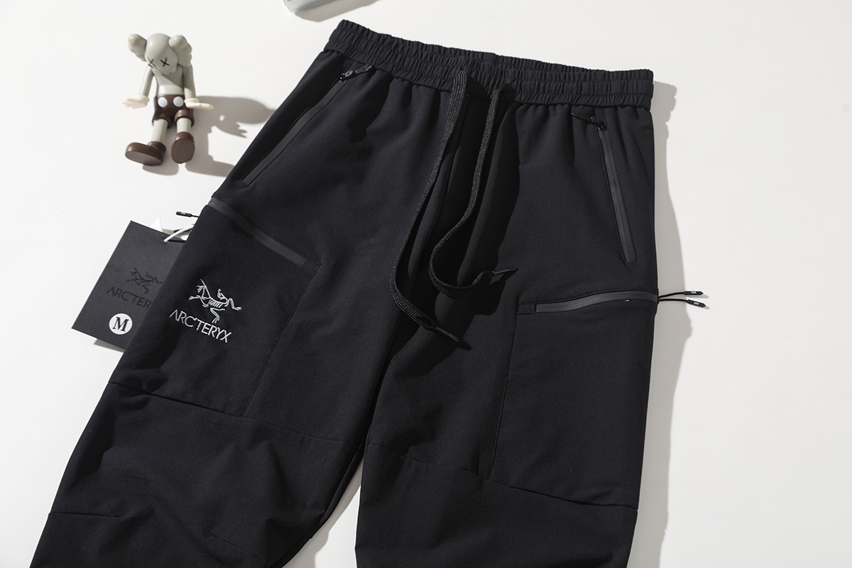 💰130
ARC'TERYX/始祖鸟立体工装休闲长裤
依旧经典白色大LOGO刺绣!微阔腿版型 和定制松紧腰设计 使户外和舒适度更加融合
定制五金辅料 刺绣升级 撞色LOGO拉链
柜子2000➕
面料性能、版型裁剪、做工品质缺一不可这款,真的每一方面做得都很突出!!!
款式上也没有局限性,日常、休闲、城市通勤、户外、骑行、运动皆可!
外层呈现竖向的长城条肌理提花,内层是超细玉米格功能层!
非常的细腻、紧实,轻盈柔软不生硬
接近于肌肤触感,穿起来特舒服、特透气,不闷不捂不沾身!能够实现防水与吸湿速干兼顾,干爽自在,又很方便打理!
四面高弹,告别紧绷舒服,行动十分的自在灵活骑行、爬山、跑步、运动什么的都不用担心~
腰身单粒扣+拉链门襟闭合,简洁大方!带双匝线腰袢,纽扣和拉链均是同色定制!
两侧斜插口袋,裤腿两侧是双层翻盖的半立体口袋,轻工装设计,很有层次!
3D人工学立体栽剪!裆部插角布拼接,裤腿微弧形线条向下微收,很是考究严谨
使得双腿与裆部灵活不紧绷的同时,又能收束裤腿,修饰身材!
全身拼缝采用军品级双规车工缝制,针脚严密工整!
这裤子真的太爱了,到手你们自己看,性价比非常之高!!!
颜色 黑色 石磨灰 浅绿
尺码 M-3XL
尺码 裤长 腰围 臀围 建议体重
M 98 80 100 100-120
L 100 84 104 120-140
XL 102 88 109 140-160
2XL 104 92 114 155-175
3XL 106 96 118 170-190