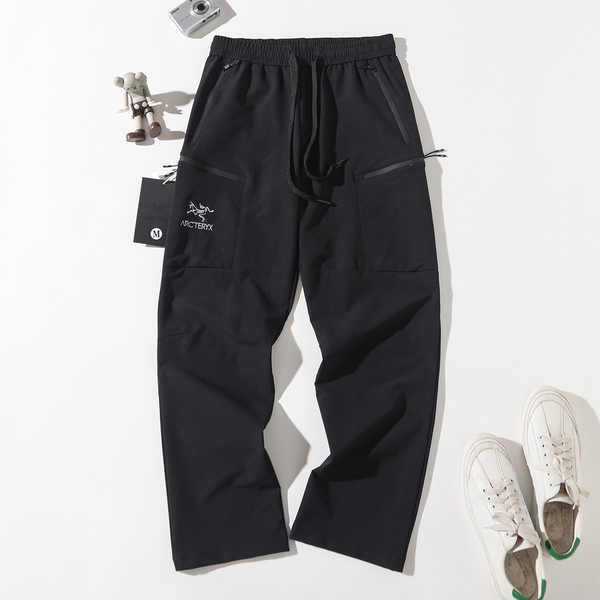 💰130
ARC'TERYX/始祖鸟立体工装休闲长裤
依旧经典白色大LOGO刺绣!微阔腿版型 和定制松紧腰设计 使户外和舒适度更加融合
定制五金辅料 刺绣升级 撞色LOGO拉链
柜子2000➕
面料性能、版型裁剪、做工品质缺一不可这款,真的每一方面做得都很突出!!!
款式上也没有局限性,日常、休闲、城市通勤、户外、骑行、运动皆可!
外层呈现竖向的长城条肌理提花,内层是超细玉米格功能层!
非常的细腻、紧实,轻盈柔软不生硬
接近于肌肤触感,穿起来特舒服、特透气,不闷不捂不沾身!能够实现防水与吸湿速干兼顾,干爽自在,又很方便打理!
四面高弹,告别紧绷舒服,行动十分的自在灵活骑行、爬山、跑步、运动什么的都不用担心~
腰身单粒扣+拉链门襟闭合,简洁大方!带双匝线腰袢,纽扣和拉链均是同色定制!
两侧斜插口袋,裤腿两侧是双层翻盖的半立体口袋,轻工装设计,很有层次!
3D人工学立体栽剪!裆部插角布拼接,裤腿微弧形线条向下微收,很是考究严谨
使得双腿与裆部灵活不紧绷的同时,又能收束裤腿,修饰身材!
全身拼缝采用军品级双规车工缝制,针脚严密工整!
这裤子真的太爱了,到手你们自己看,性价比非常之高!!!
颜色 黑色 石磨灰 浅绿
尺码 M-3XL
尺码 裤长 腰围 臀围 建议体重
M 98 80 100 100-120
L 100 84 104 120-140
XL 102 88 109 140-160
2XL 104 92 114 155-175
3XL 106 96 118 170-190