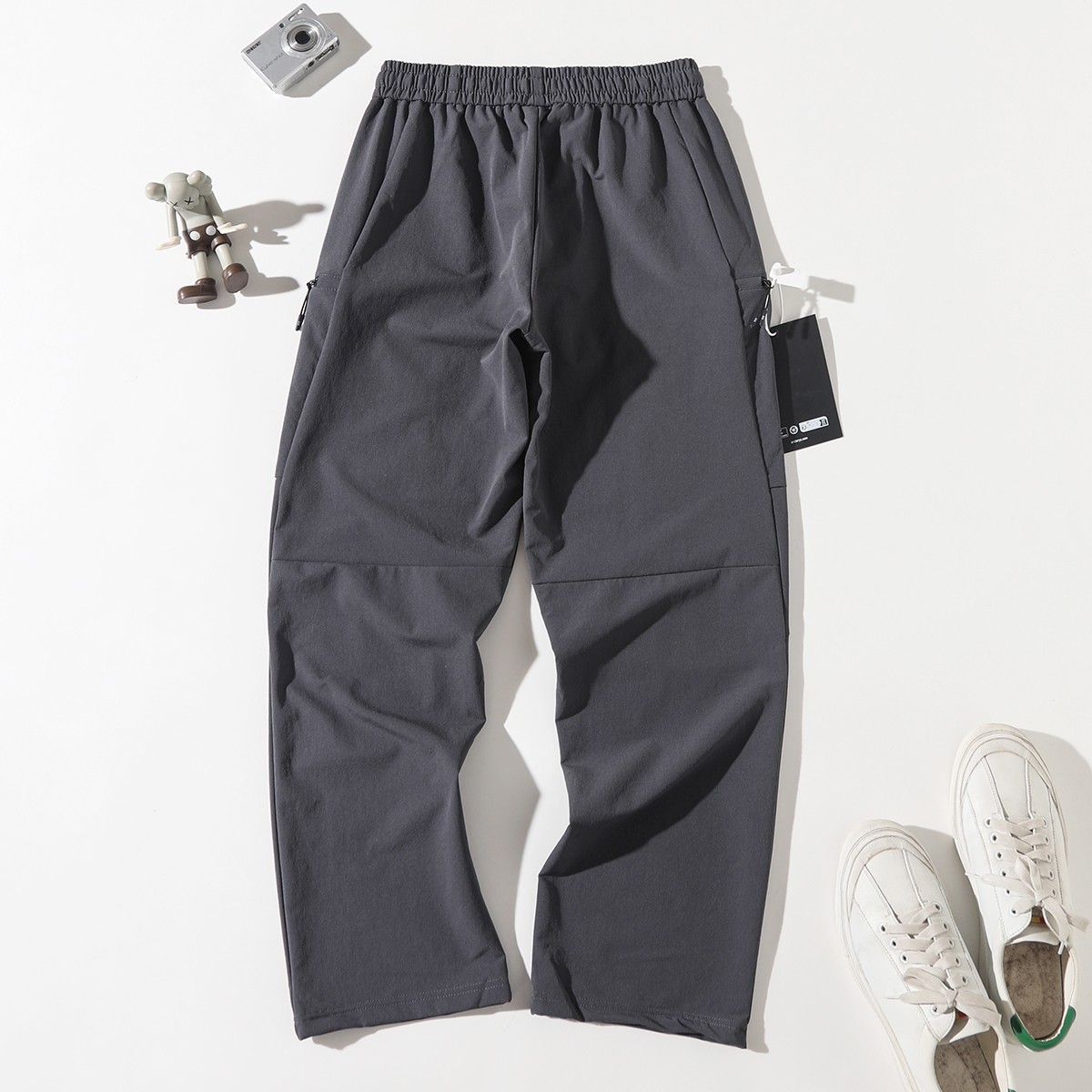💰130
ARC'TERYX/始祖鸟立体工装休闲长裤
依旧经典白色大LOGO刺绣!微阔腿版型 和定制松紧腰设计 使户外和舒适度更加融合
定制五金辅料 刺绣升级 撞色LOGO拉链
柜子2000➕
面料性能、版型裁剪、做工品质缺一不可这款,真的每一方面做得都很突出!!!
款式上也没有局限性,日常、休闲、城市通勤、户外、骑行、运动皆可!
外层呈现竖向的长城条肌理提花,内层是超细玉米格功能层!
非常的细腻、紧实,轻盈柔软不生硬
接近于肌肤触感,穿起来特舒服、特透气,不闷不捂不沾身!能够实现防水与吸湿速干兼顾,干爽自在,又很方便打理!
四面高弹,告别紧绷舒服,行动十分的自在灵活骑行、爬山、跑步、运动什么的都不用担心~
腰身单粒扣+拉链门襟闭合,简洁大方!带双匝线腰袢,纽扣和拉链均是同色定制!
两侧斜插口袋,裤腿两侧是双层翻盖的半立体口袋,轻工装设计,很有层次!
3D人工学立体栽剪!裆部插角布拼接,裤腿微弧形线条向下微收,很是考究严谨
使得双腿与裆部灵活不紧绷的同时,又能收束裤腿,修饰身材!
全身拼缝采用军品级双规车工缝制,针脚严密工整!
这裤子真的太爱了,到手你们自己看,性价比非常之高!!!
颜色 黑色 石磨灰 浅绿
尺码 M-3XL
尺码 裤长 腰围 臀围 建议体重
M 98 80 100 100-120
L 100 84 104 120-140
XL 102 88 109 140-160
2XL 104 92 114 155-175
3XL 106 96 118 170-190