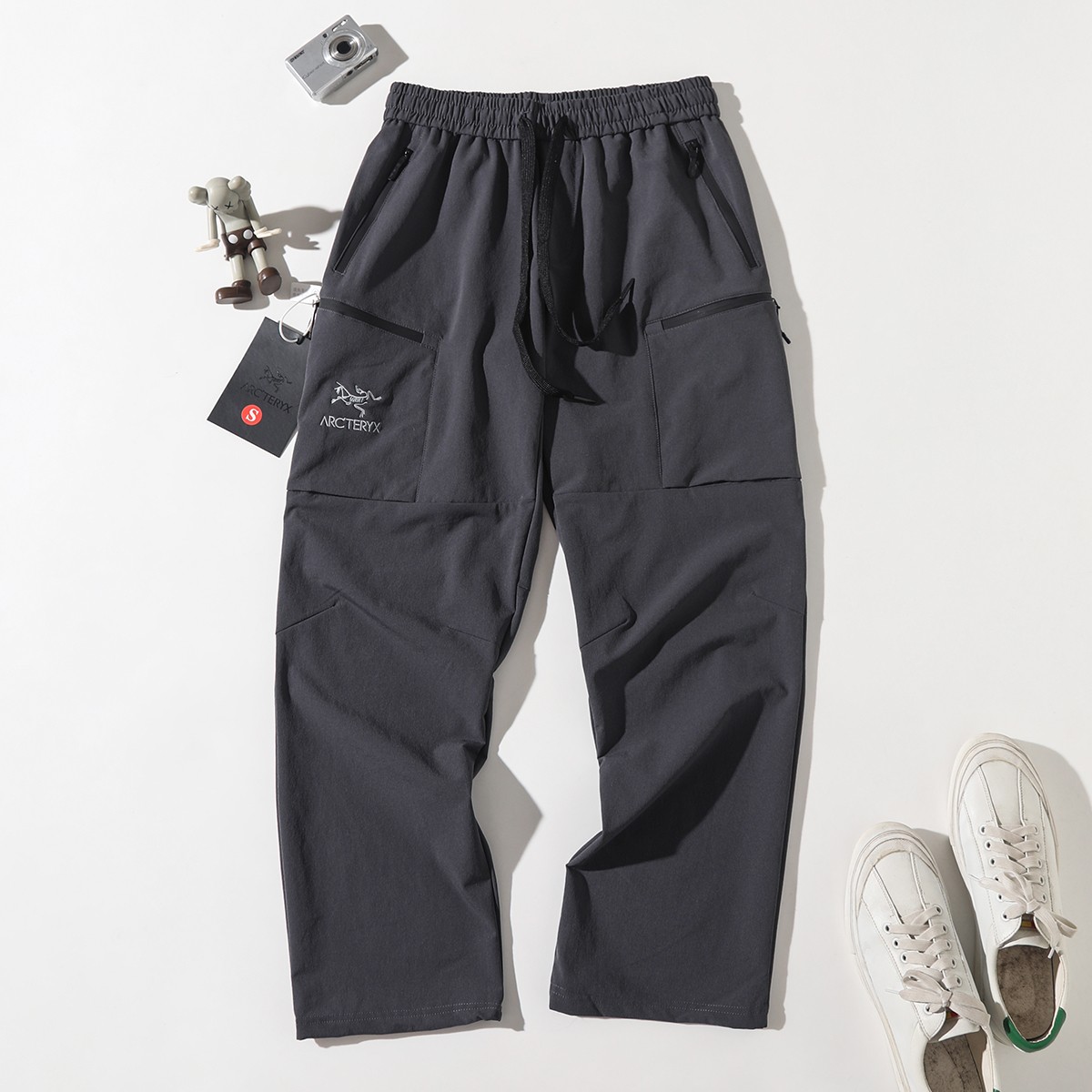 💰130
ARC'TERYX/始祖鸟立体工装休闲长裤
依旧经典白色大LOGO刺绣!微阔腿版型 和定制松紧腰设计 使户外和舒适度更加融合
定制五金辅料 刺绣升级 撞色LOGO拉链
柜子2000➕
面料性能、版型裁剪、做工品质缺一不可这款,真的每一方面做得都很突出!!!
款式上也没有局限性,日常、休闲、城市通勤、户外、骑行、运动皆可!
外层呈现竖向的长城条肌理提花,内层是超细玉米格功能层!
非常的细腻、紧实,轻盈柔软不生硬
接近于肌肤触感,穿起来特舒服、特透气,不闷不捂不沾身!能够实现防水与吸湿速干兼顾,干爽自在,又很方便打理!
四面高弹,告别紧绷舒服,行动十分的自在灵活骑行、爬山、跑步、运动什么的都不用担心~
腰身单粒扣+拉链门襟闭合,简洁大方!带双匝线腰袢,纽扣和拉链均是同色定制!
两侧斜插口袋,裤腿两侧是双层翻盖的半立体口袋,轻工装设计,很有层次!
3D人工学立体栽剪!裆部插角布拼接,裤腿微弧形线条向下微收,很是考究严谨
使得双腿与裆部灵活不紧绷的同时,又能收束裤腿,修饰身材!
全身拼缝采用军品级双规车工缝制,针脚严密工整!
这裤子真的太爱了,到手你们自己看,性价比非常之高!!!
颜色 黑色 石磨灰 浅绿
尺码 M-3XL
尺码 裤长 腰围 臀围 建议体重
M 98 80 100 100-120
L 100 84 104 120-140
XL 102 88 109 140-160
2XL 104 92 114 155-175
3XL 106 96 118 170-190