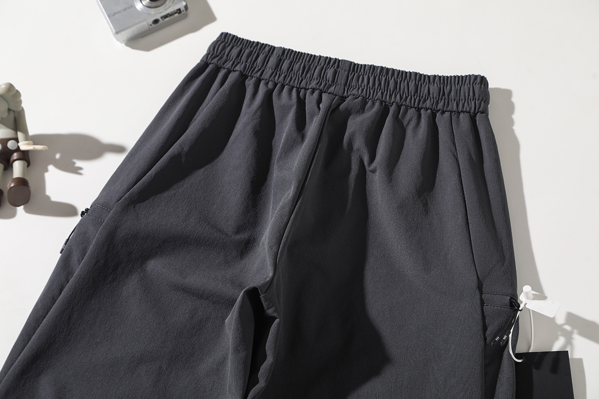 💰130
ARC'TERYX/始祖鸟立体工装休闲长裤
依旧经典白色大LOGO刺绣!微阔腿版型 和定制松紧腰设计 使户外和舒适度更加融合
定制五金辅料 刺绣升级 撞色LOGO拉链
柜子2000➕
面料性能、版型裁剪、做工品质缺一不可这款,真的每一方面做得都很突出!!!
款式上也没有局限性,日常、休闲、城市通勤、户外、骑行、运动皆可!
外层呈现竖向的长城条肌理提花,内层是超细玉米格功能层!
非常的细腻、紧实,轻盈柔软不生硬
接近于肌肤触感,穿起来特舒服、特透气,不闷不捂不沾身!能够实现防水与吸湿速干兼顾,干爽自在,又很方便打理!
四面高弹,告别紧绷舒服,行动十分的自在灵活骑行、爬山、跑步、运动什么的都不用担心~
腰身单粒扣+拉链门襟闭合,简洁大方!带双匝线腰袢,纽扣和拉链均是同色定制!
两侧斜插口袋,裤腿两侧是双层翻盖的半立体口袋,轻工装设计,很有层次!
3D人工学立体栽剪!裆部插角布拼接,裤腿微弧形线条向下微收,很是考究严谨
使得双腿与裆部灵活不紧绷的同时,又能收束裤腿,修饰身材!
全身拼缝采用军品级双规车工缝制,针脚严密工整!
这裤子真的太爱了,到手你们自己看,性价比非常之高!!!
颜色 黑色 石磨灰 浅绿
尺码 M-3XL
尺码 裤长 腰围 臀围 建议体重
M 98 80 100 100-120
L 100 84 104 120-140
XL 102 88 109 140-160
2XL 104 92 114 155-175
3XL 106 96 118 170-190