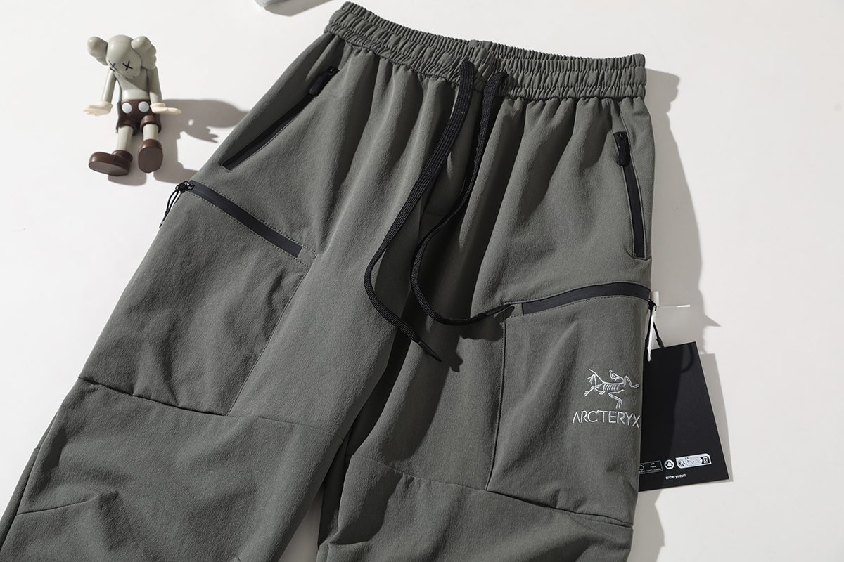💰130
ARC'TERYX/始祖鸟立体工装休闲长裤
依旧经典白色大LOGO刺绣!微阔腿版型 和定制松紧腰设计 使户外和舒适度更加融合
定制五金辅料 刺绣升级 撞色LOGO拉链
柜子2000➕
面料性能、版型裁剪、做工品质缺一不可这款,真的每一方面做得都很突出!!!
款式上也没有局限性,日常、休闲、城市通勤、户外、骑行、运动皆可!
外层呈现竖向的长城条肌理提花,内层是超细玉米格功能层!
非常的细腻、紧实,轻盈柔软不生硬
接近于肌肤触感,穿起来特舒服、特透气,不闷不捂不沾身!能够实现防水与吸湿速干兼顾,干爽自在,又很方便打理!
四面高弹,告别紧绷舒服,行动十分的自在灵活骑行、爬山、跑步、运动什么的都不用担心~
腰身单粒扣+拉链门襟闭合,简洁大方!带双匝线腰袢,纽扣和拉链均是同色定制!
两侧斜插口袋,裤腿两侧是双层翻盖的半立体口袋,轻工装设计,很有层次!
3D人工学立体栽剪!裆部插角布拼接,裤腿微弧形线条向下微收,很是考究严谨
使得双腿与裆部灵活不紧绷的同时,又能收束裤腿,修饰身材!
全身拼缝采用军品级双规车工缝制,针脚严密工整!
这裤子真的太爱了,到手你们自己看,性价比非常之高!!!
颜色 黑色 石磨灰 浅绿
尺码 M-3XL
尺码 裤长 腰围 臀围 建议体重
M 98 80 100 100-120
L 100 84 104 120-140
XL 102 88 109 140-160
2XL 104 92 114 155-175
3XL 106 96 118 170-190