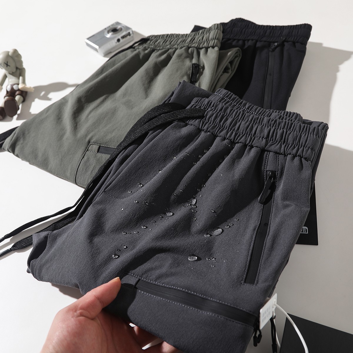 💰130
ARC'TERYX/始祖鸟立体工装休闲长裤
依旧经典白色大LOGO刺绣!微阔腿版型 和定制松紧腰设计 使户外和舒适度更加融合
定制五金辅料 刺绣升级 撞色LOGO拉链
柜子2000➕
面料性能、版型裁剪、做工品质缺一不可这款,真的每一方面做得都很突出!!!
款式上也没有局限性,日常、休闲、城市通勤、户外、骑行、运动皆可!
外层呈现竖向的长城条肌理提花,内层是超细玉米格功能层!
非常的细腻、紧实,轻盈柔软不生硬
接近于肌肤触感,穿起来特舒服、特透气,不闷不捂不沾身!能够实现防水与吸湿速干兼顾,干爽自在,又很方便打理!
四面高弹,告别紧绷舒服,行动十分的自在灵活骑行、爬山、跑步、运动什么的都不用担心~
腰身单粒扣+拉链门襟闭合,简洁大方!带双匝线腰袢,纽扣和拉链均是同色定制!
两侧斜插口袋,裤腿两侧是双层翻盖的半立体口袋,轻工装设计,很有层次!
3D人工学立体栽剪!裆部插角布拼接,裤腿微弧形线条向下微收,很是考究严谨
使得双腿与裆部灵活不紧绷的同时,又能收束裤腿,修饰身材!
全身拼缝采用军品级双规车工缝制,针脚严密工整!
这裤子真的太爱了,到手你们自己看,性价比非常之高!!!
颜色 黑色 石磨灰 浅绿
尺码 M-3XL
尺码 裤长 腰围 臀围 建议体重
M 98 80 100 100-120
L 100 84 104 120-140
XL 102 88 109 140-160
2XL 104 92 114 155-175
3XL 106 96 118 170-190