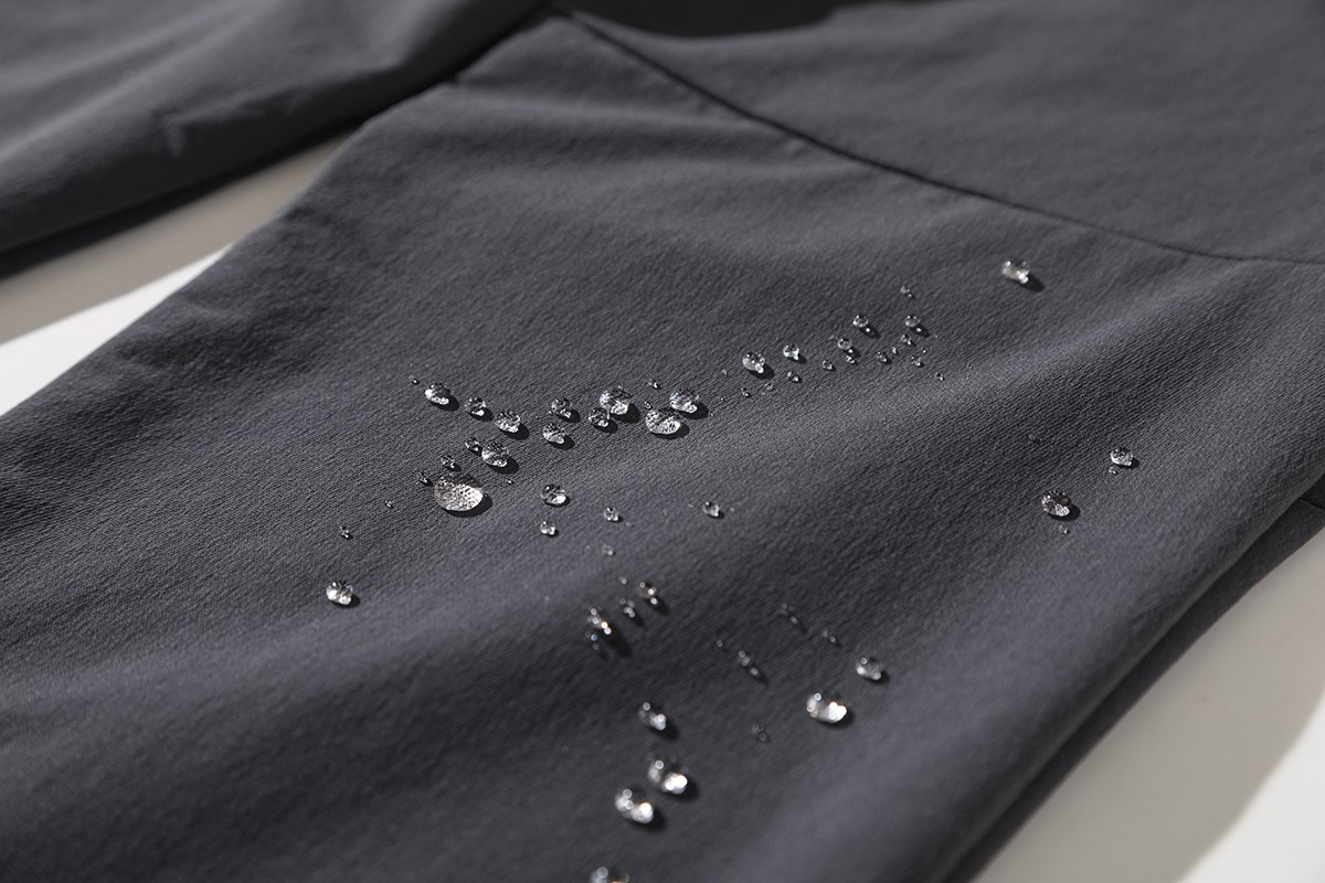 💰130
ARC'TERYX/始祖鸟立体工装休闲长裤
依旧经典白色大LOGO刺绣!微阔腿版型 和定制松紧腰设计 使户外和舒适度更加融合
定制五金辅料 刺绣升级 撞色LOGO拉链
柜子2000➕
面料性能、版型裁剪、做工品质缺一不可这款,真的每一方面做得都很突出!!!
款式上也没有局限性,日常、休闲、城市通勤、户外、骑行、运动皆可!
外层呈现竖向的长城条肌理提花,内层是超细玉米格功能层!
非常的细腻、紧实,轻盈柔软不生硬
接近于肌肤触感,穿起来特舒服、特透气,不闷不捂不沾身!能够实现防水与吸湿速干兼顾,干爽自在,又很方便打理!
四面高弹,告别紧绷舒服,行动十分的自在灵活骑行、爬山、跑步、运动什么的都不用担心~
腰身单粒扣+拉链门襟闭合,简洁大方!带双匝线腰袢,纽扣和拉链均是同色定制!
两侧斜插口袋,裤腿两侧是双层翻盖的半立体口袋,轻工装设计,很有层次!
3D人工学立体栽剪!裆部插角布拼接,裤腿微弧形线条向下微收,很是考究严谨
使得双腿与裆部灵活不紧绷的同时,又能收束裤腿,修饰身材!
全身拼缝采用军品级双规车工缝制,针脚严密工整!
这裤子真的太爱了,到手你们自己看,性价比非常之高!!!
颜色 黑色 石磨灰 浅绿
尺码 M-3XL
尺码 裤长 腰围 臀围 建议体重
M 98 80 100 100-120
L 100 84 104 120-140
XL 102 88 109 140-160
2XL 104 92 114 155-175
3XL 106 96 118 170-190
