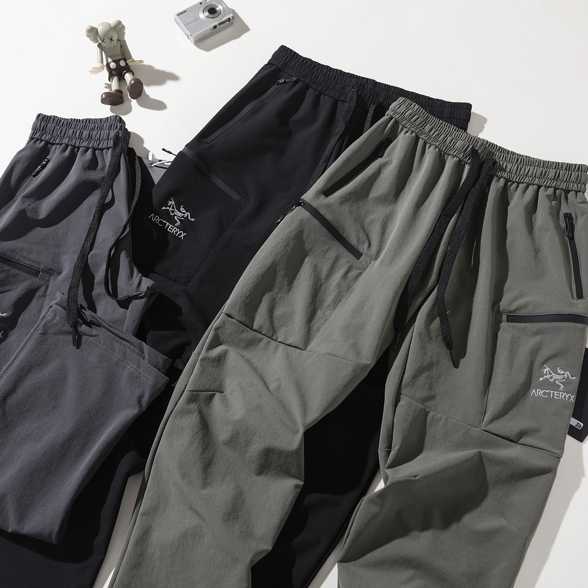 💰130
ARC'TERYX/始祖鸟立体工装休闲长裤
依旧经典白色大LOGO刺绣!微阔腿版型 和定制松紧腰设计 使户外和舒适度更加融合
定制五金辅料 刺绣升级 撞色LOGO拉链
柜子2000➕
面料性能、版型裁剪、做工品质缺一不可这款,真的每一方面做得都很突出!!!
款式上也没有局限性,日常、休闲、城市通勤、户外、骑行、运动皆可!
外层呈现竖向的长城条肌理提花,内层是超细玉米格功能层!
非常的细腻、紧实,轻盈柔软不生硬
接近于肌肤触感,穿起来特舒服、特透气,不闷不捂不沾身!能够实现防水与吸湿速干兼顾,干爽自在,又很方便打理!
四面高弹,告别紧绷舒服,行动十分的自在灵活骑行、爬山、跑步、运动什么的都不用担心~
腰身单粒扣+拉链门襟闭合,简洁大方!带双匝线腰袢,纽扣和拉链均是同色定制!
两侧斜插口袋,裤腿两侧是双层翻盖的半立体口袋,轻工装设计,很有层次!
3D人工学立体栽剪!裆部插角布拼接,裤腿微弧形线条向下微收,很是考究严谨
使得双腿与裆部灵活不紧绷的同时,又能收束裤腿,修饰身材!
全身拼缝采用军品级双规车工缝制,针脚严密工整!
这裤子真的太爱了,到手你们自己看,性价比非常之高!!!
颜色 黑色 石磨灰 浅绿
尺码 M-3XL
尺码 裤长 腰围 臀围 建议体重
M 98 80 100 100-120
L 100 84 104 120-140
XL 102 88 109 140-160
2XL 104 92 114 155-175
3XL 106 96 118 170-190