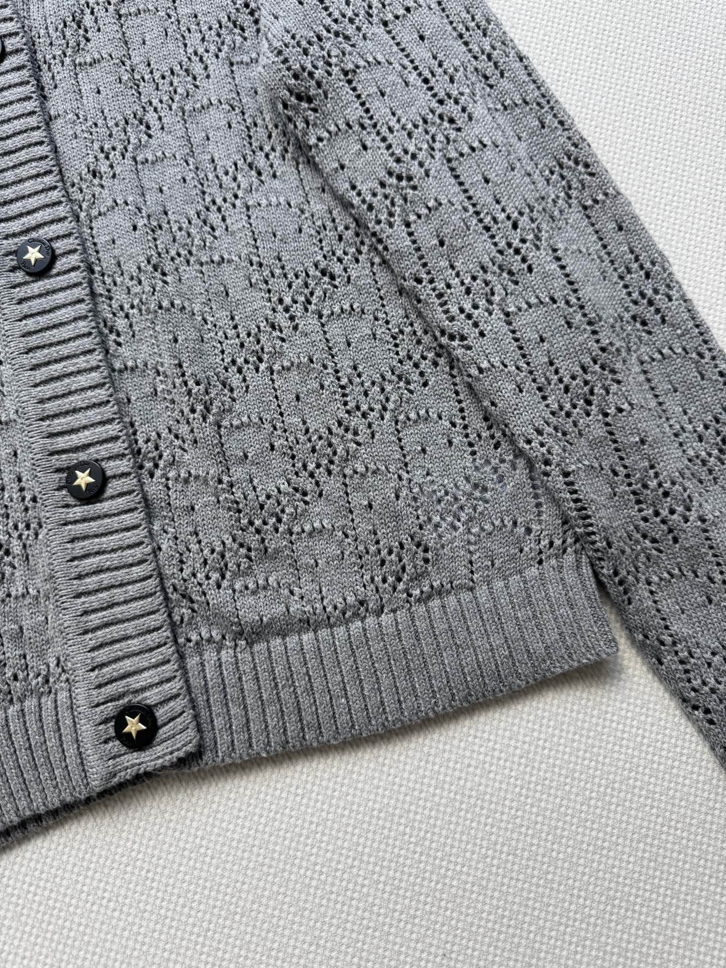 𝐃𝐢𝐨𝐫 𝟐𝟓秋冬新款 简约字母五角星Logo刺绣针织开衫 Logo图案修饰点缀 上身高级氛围感🈵️🈵️