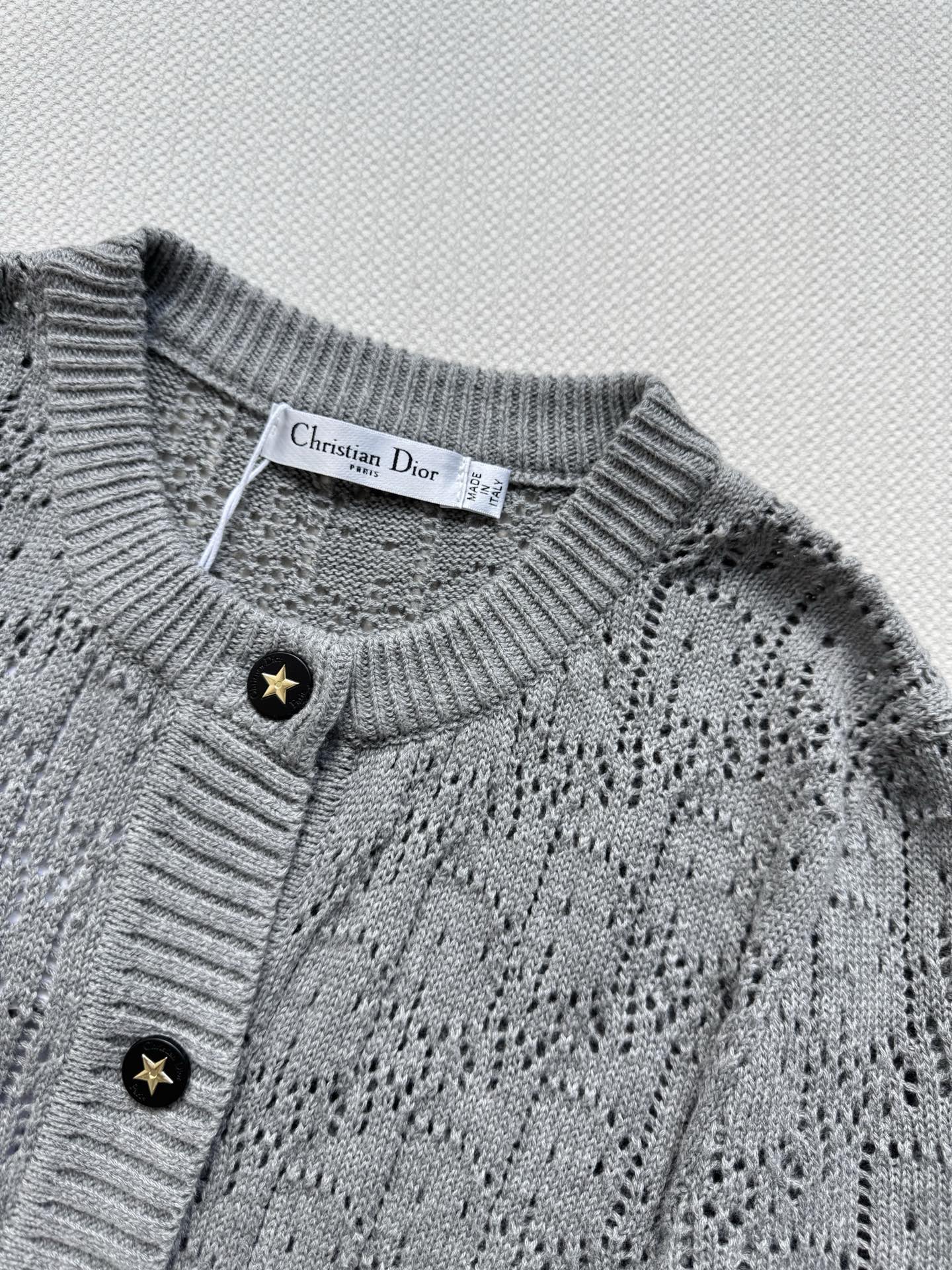 𝐃𝐢𝐨𝐫 𝟐𝟓秋冬新款 简约字母五角星Logo刺绣针织开衫 Logo图案修饰点缀 上身高级氛围感🈵️🈵️