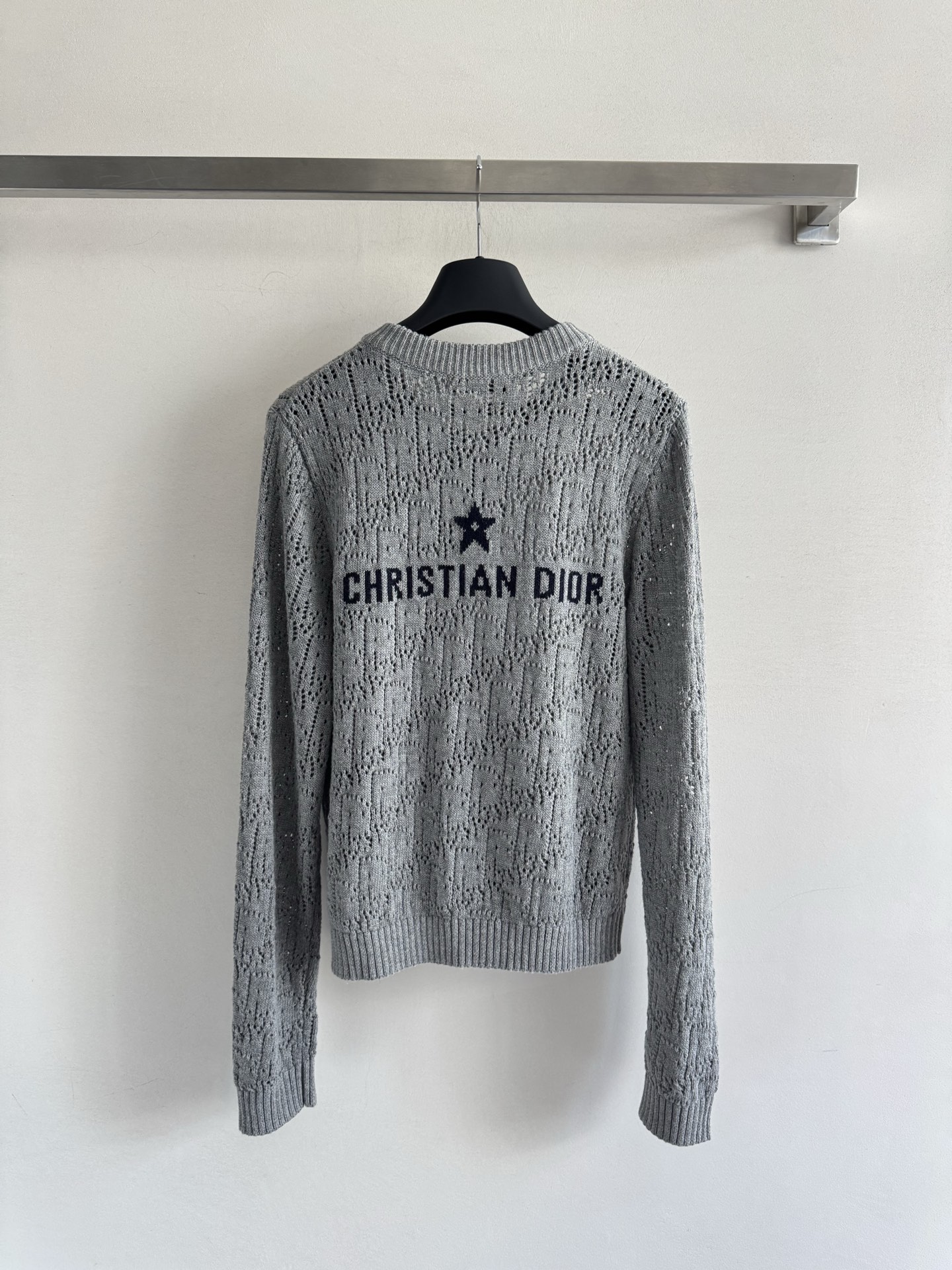 𝐃𝐢𝐨𝐫 𝟐𝟓秋冬新款 简约字母五角星Logo刺绣针织开衫 Logo图案修饰点缀 上身高级氛围感🈵️🈵️