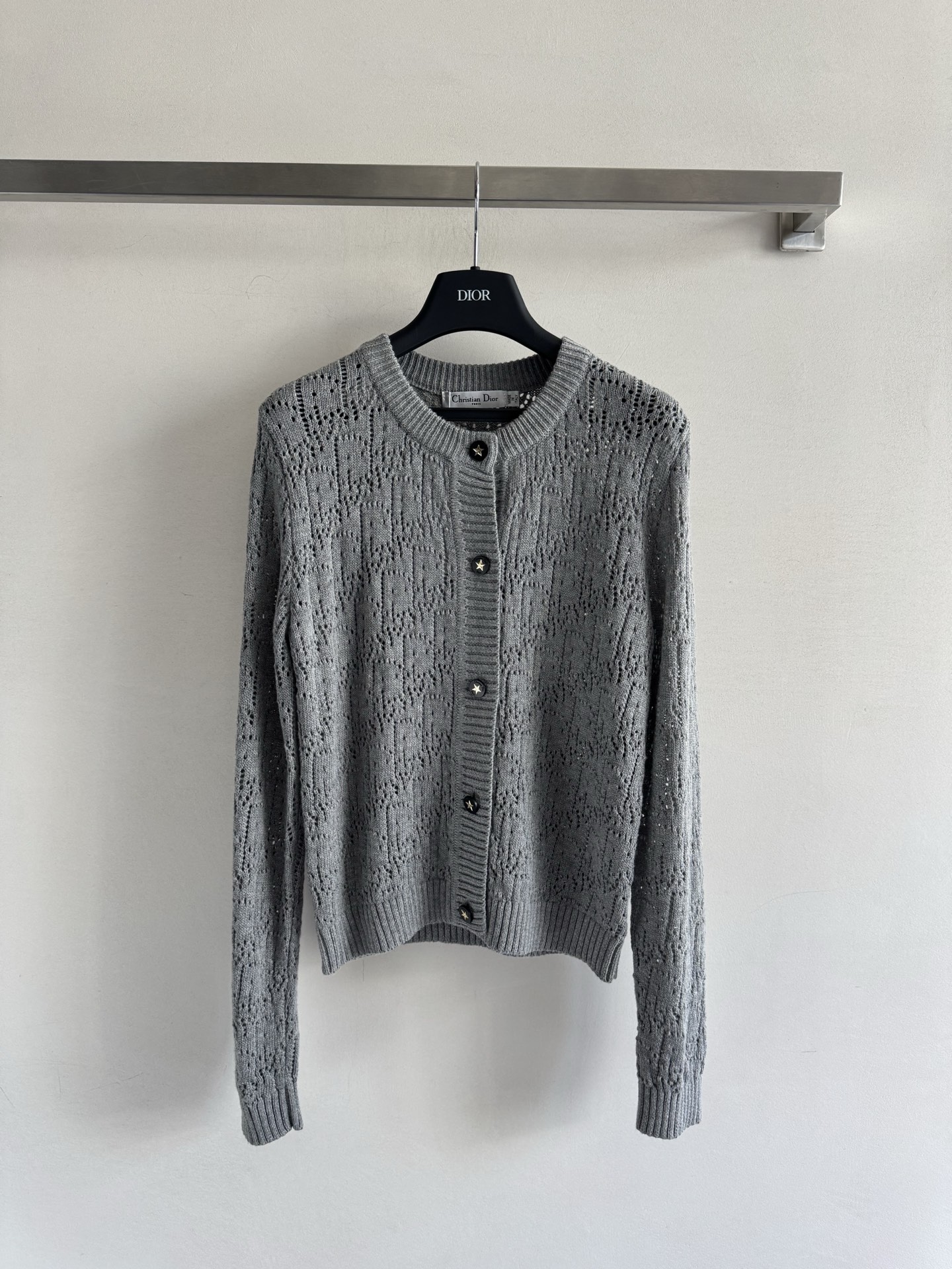 𝐃𝐢𝐨𝐫 𝟐𝟓秋冬新款 简约字母五角星Logo刺绣针织开衫 Logo图案修饰点缀 上身高级氛围感🈵️🈵️