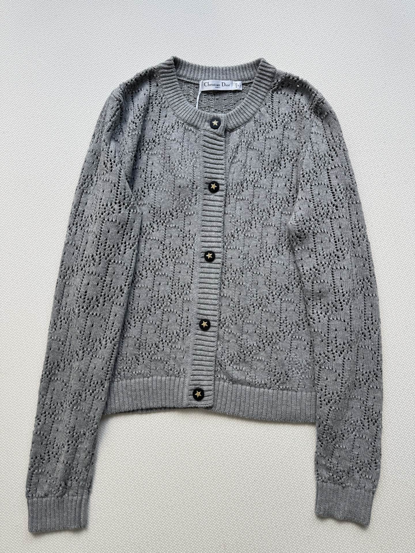 𝐃𝐢𝐨𝐫 𝟐𝟓秋冬新款 简约字母五角星Logo刺绣针织开衫 Logo图案修饰点缀 上身高级氛围感🈵️🈵️