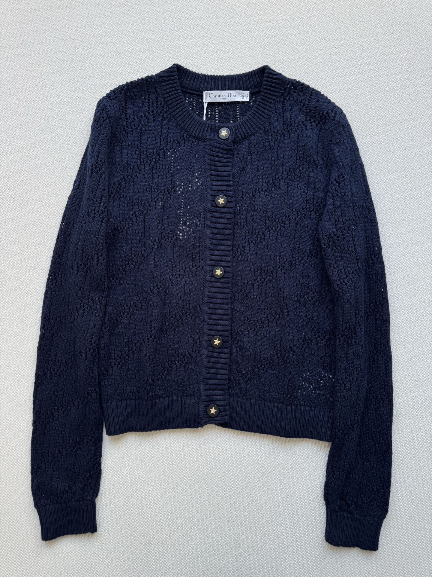 𝐃𝐢𝐨𝐫 𝟐𝟓秋冬新款 简约字母五角星Logo刺绣针织开衫 Logo图案修饰点缀 上身高级氛围感🈵️🈵️