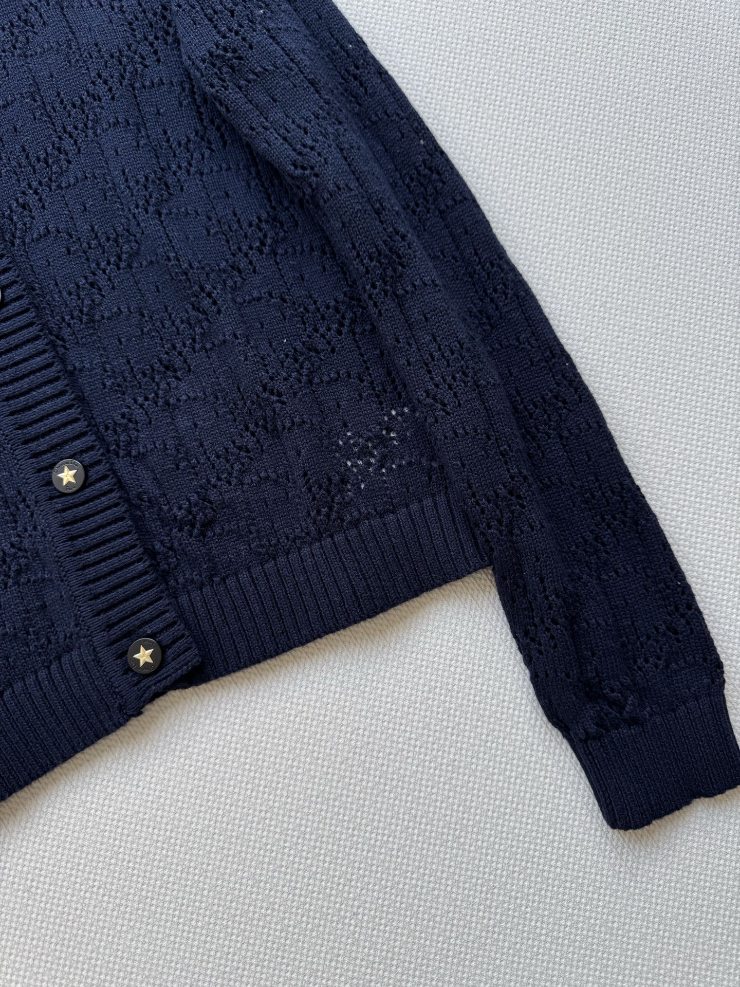 𝐃𝐢𝐨𝐫 𝟐𝟓秋冬新款 简约字母五角星Logo刺绣针织开衫 Logo图案修饰点缀 上身高级氛围感🈵️🈵️