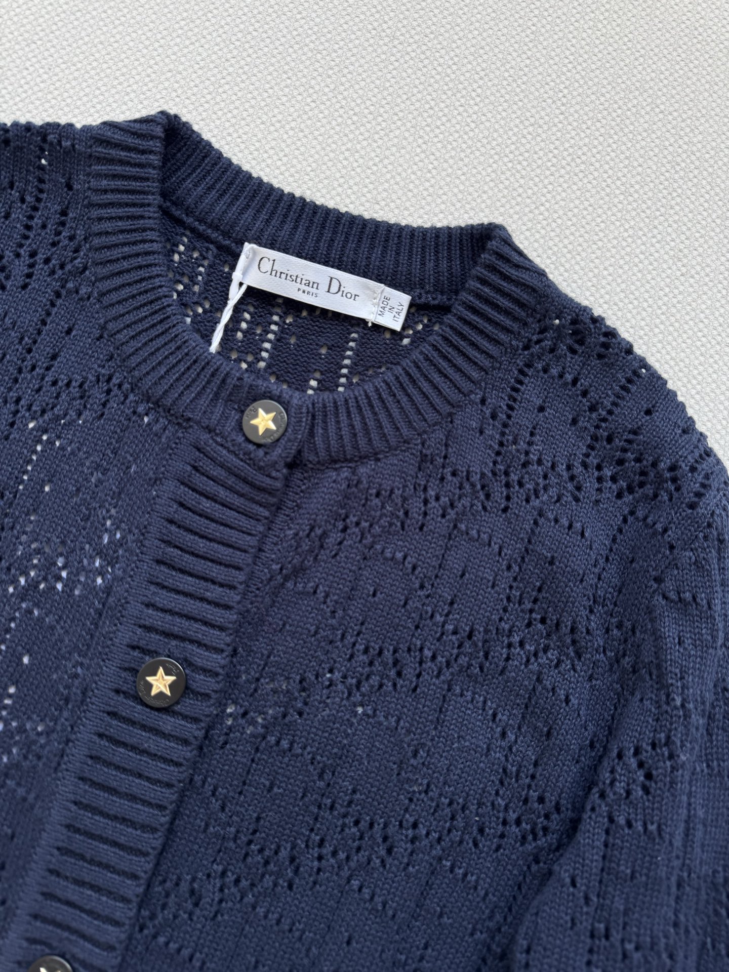 𝐃𝐢𝐨𝐫 𝟐𝟓秋冬新款 简约字母五角星Logo刺绣针织开衫 Logo图案修饰点缀 上身高级氛围感🈵️🈵️