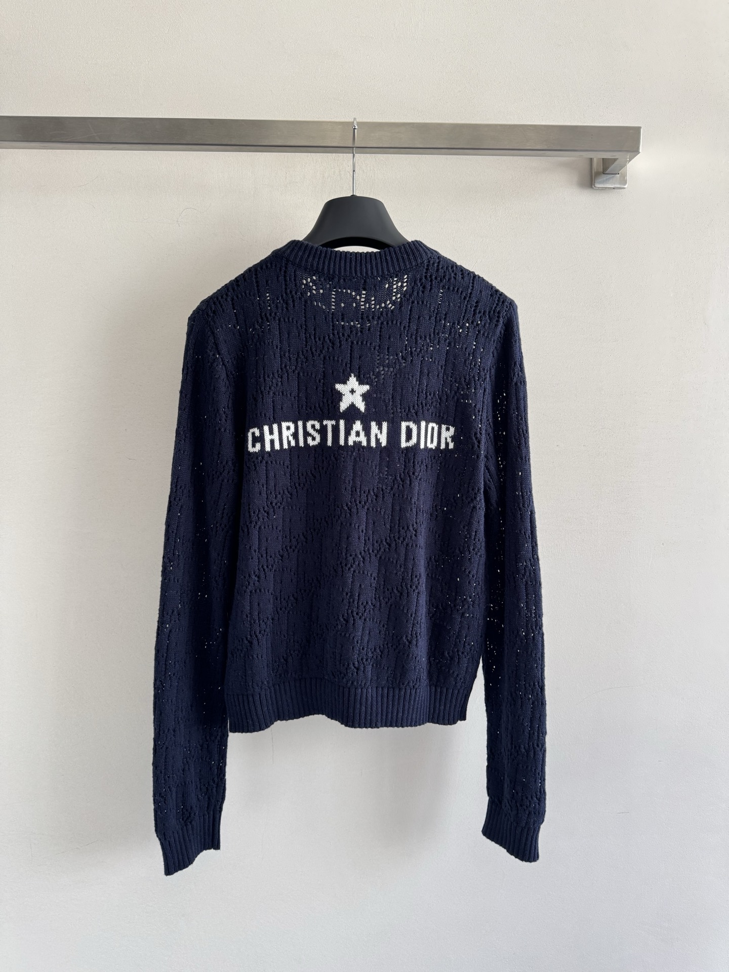 𝐃𝐢𝐨𝐫 𝟐𝟓秋冬新款 简约字母五角星Logo刺绣针织开衫 Logo图案修饰点缀 上身高级氛围感🈵️🈵️