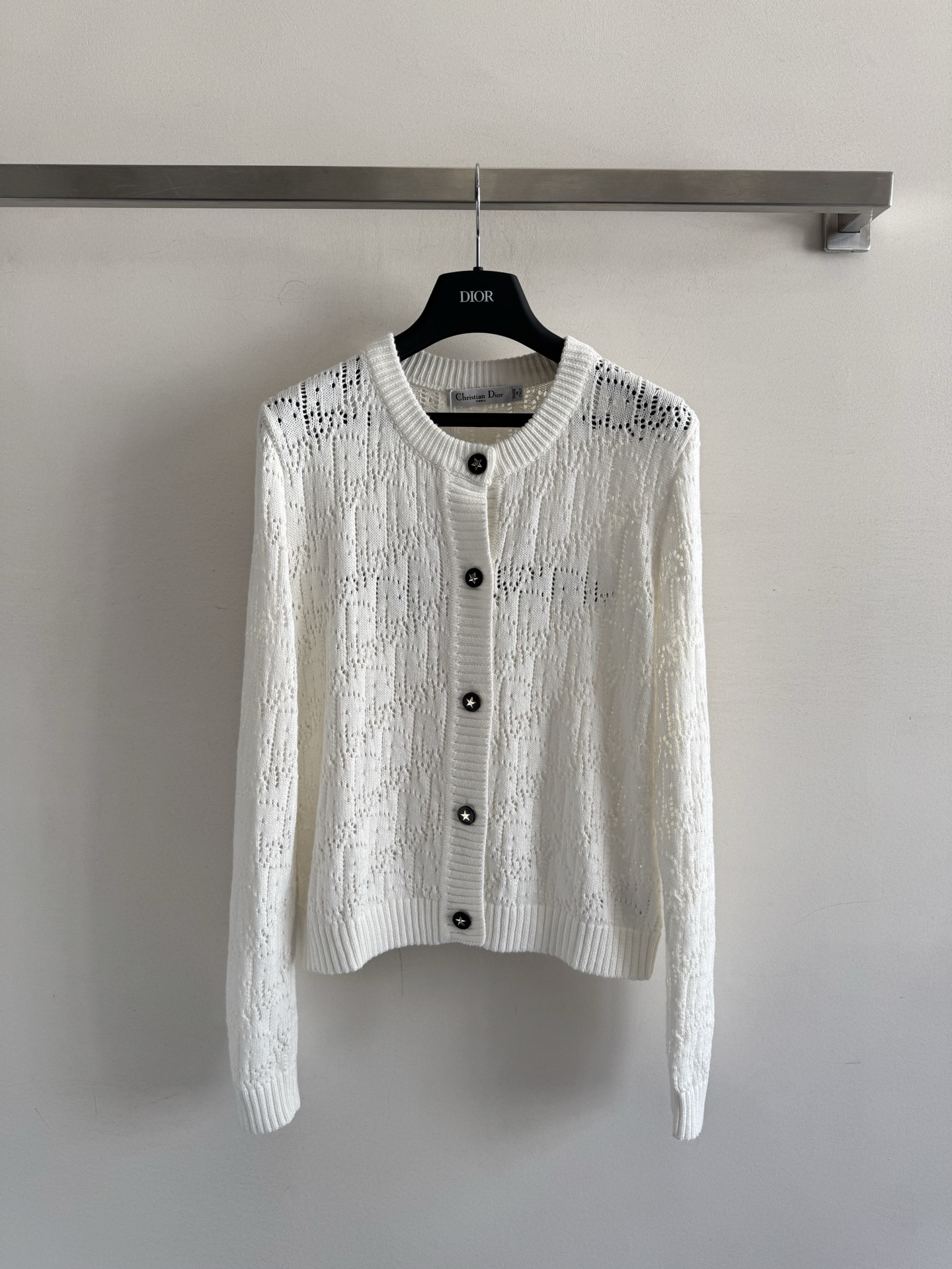 NO:548007,New autumn and winter styles, simple letters, five-pointed star logo embroidered knitted cardigan, logo pattern embellishment, high-end atmosphere on the upper body, code number //,,alexander wang19860909秋冬新款 简约字母五角星Logo刺绣针织开衫 Logo图案修饰点缀 上身高级氛围感 码数//,,alexander wang,Women's clothing