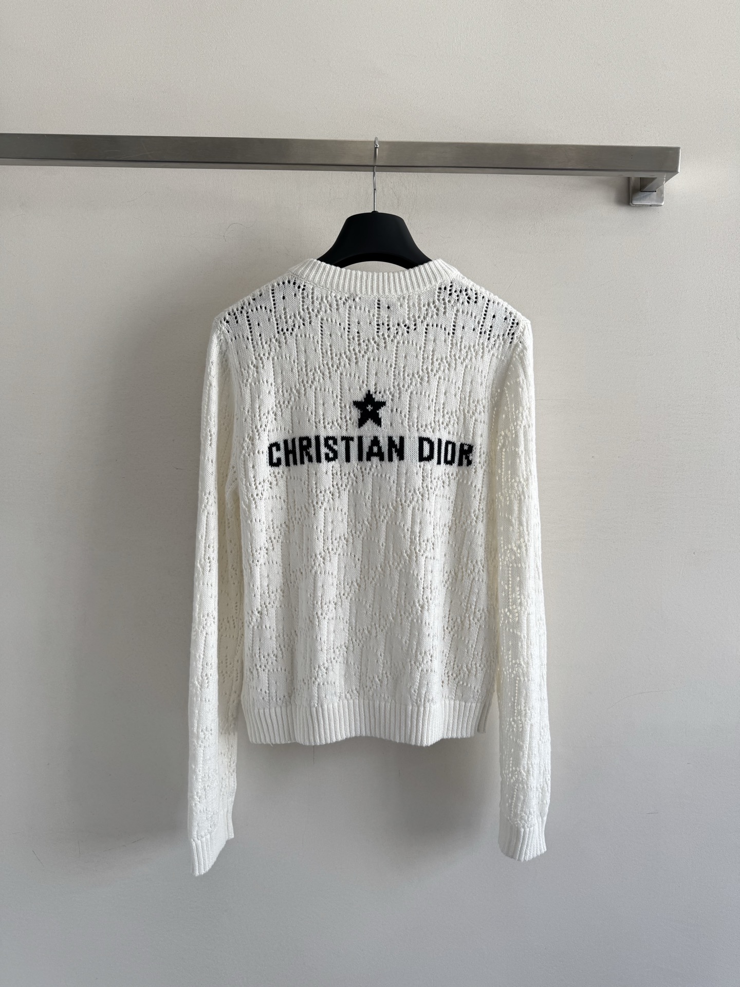 𝐃𝐢𝐨𝐫 𝟐𝟓秋冬新款 简约字母五角星Logo刺绣针织开衫 Logo图案修饰点缀 上身高级氛围感🈵️🈵️