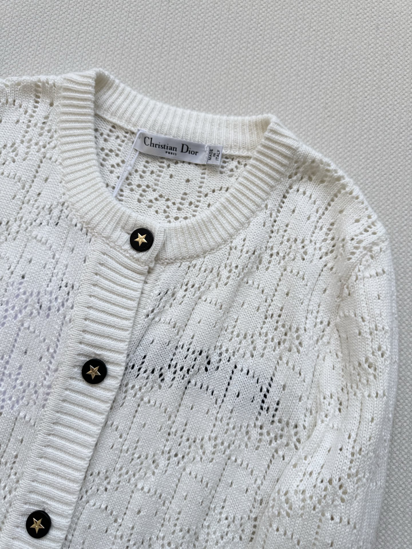 𝐃𝐢𝐨𝐫 𝟐𝟓秋冬新款 简约字母五角星Logo刺绣针织开衫 Logo图案修饰点缀 上身高级氛围感🈵️🈵️