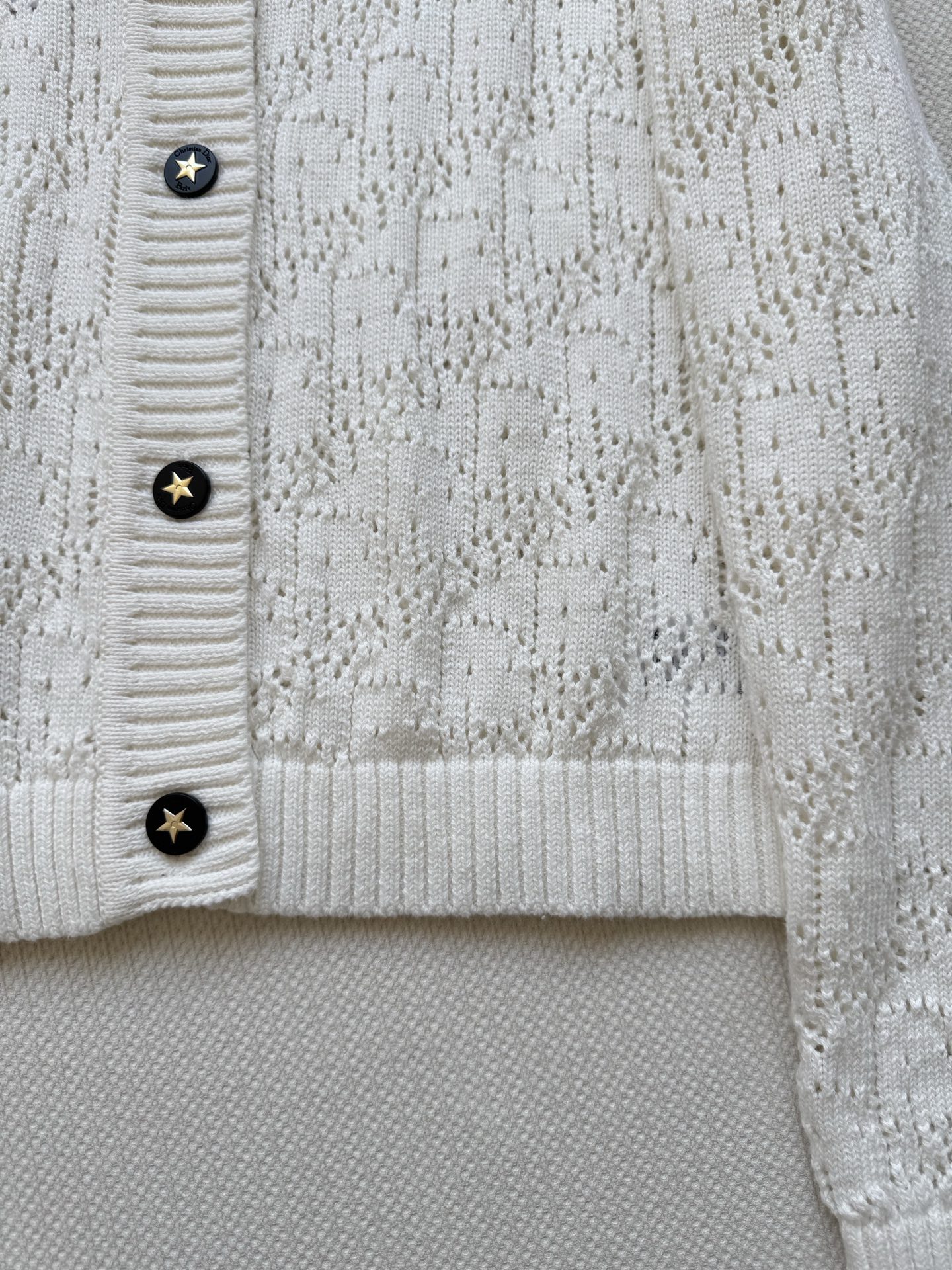 𝐃𝐢𝐨𝐫 𝟐𝟓秋冬新款 简约字母五角星Logo刺绣针织开衫 Logo图案修饰点缀 上身高级氛围感🈵️🈵️