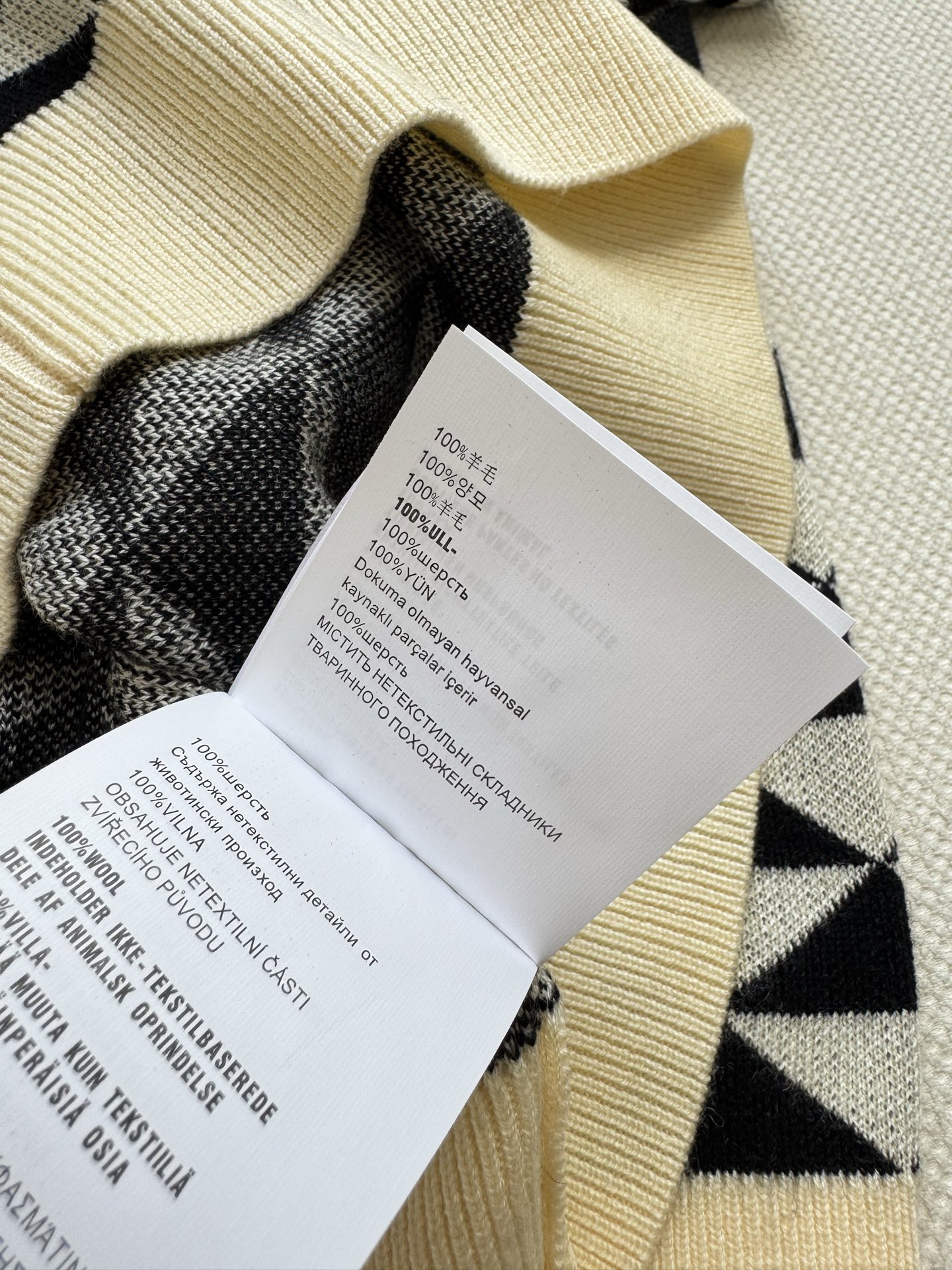 Prada 𝟐𝟓秋冬新款 三角印花Logo圆领针织长袖 图案点缀修饰 上身顯瘦時尚 𝟑碼 𝟑𝟔/𝟑𝟖/𝟒