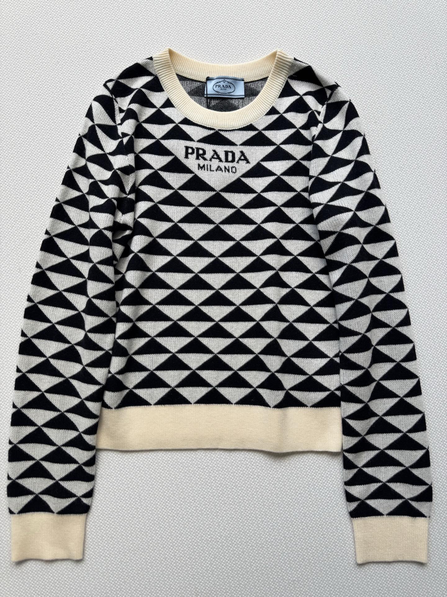 Prada 𝟐𝟓秋冬新款 三角印花Logo圆领针织长袖 图案点缀修饰 上身顯瘦時尚 𝟑碼 𝟑𝟔/𝟑𝟖/𝟒