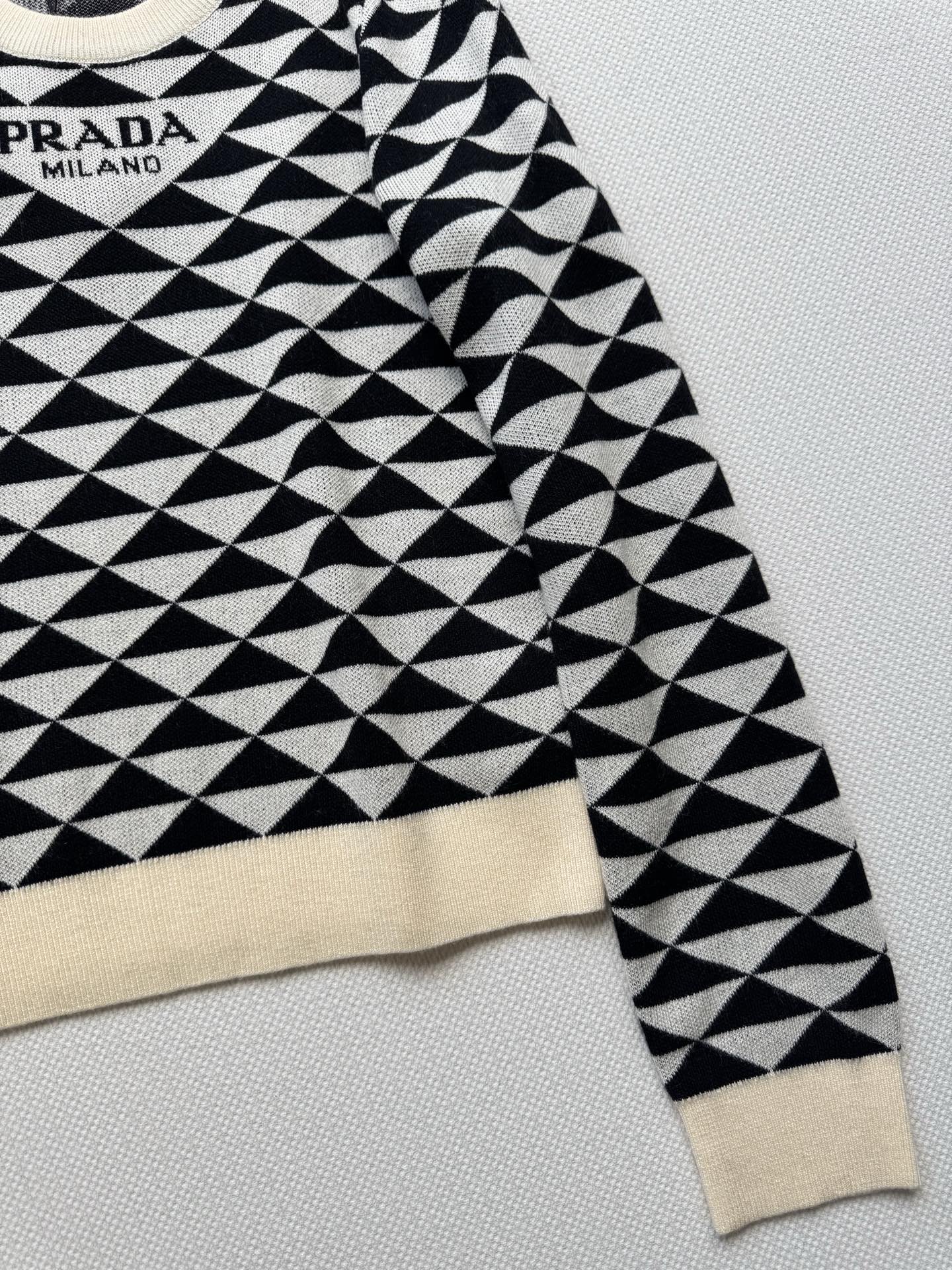 Prada 𝟐𝟓秋冬新款 三角印花Logo圆领针织长袖 图案点缀修饰 上身顯瘦時尚 𝟑碼 𝟑𝟔/𝟑𝟖/𝟒