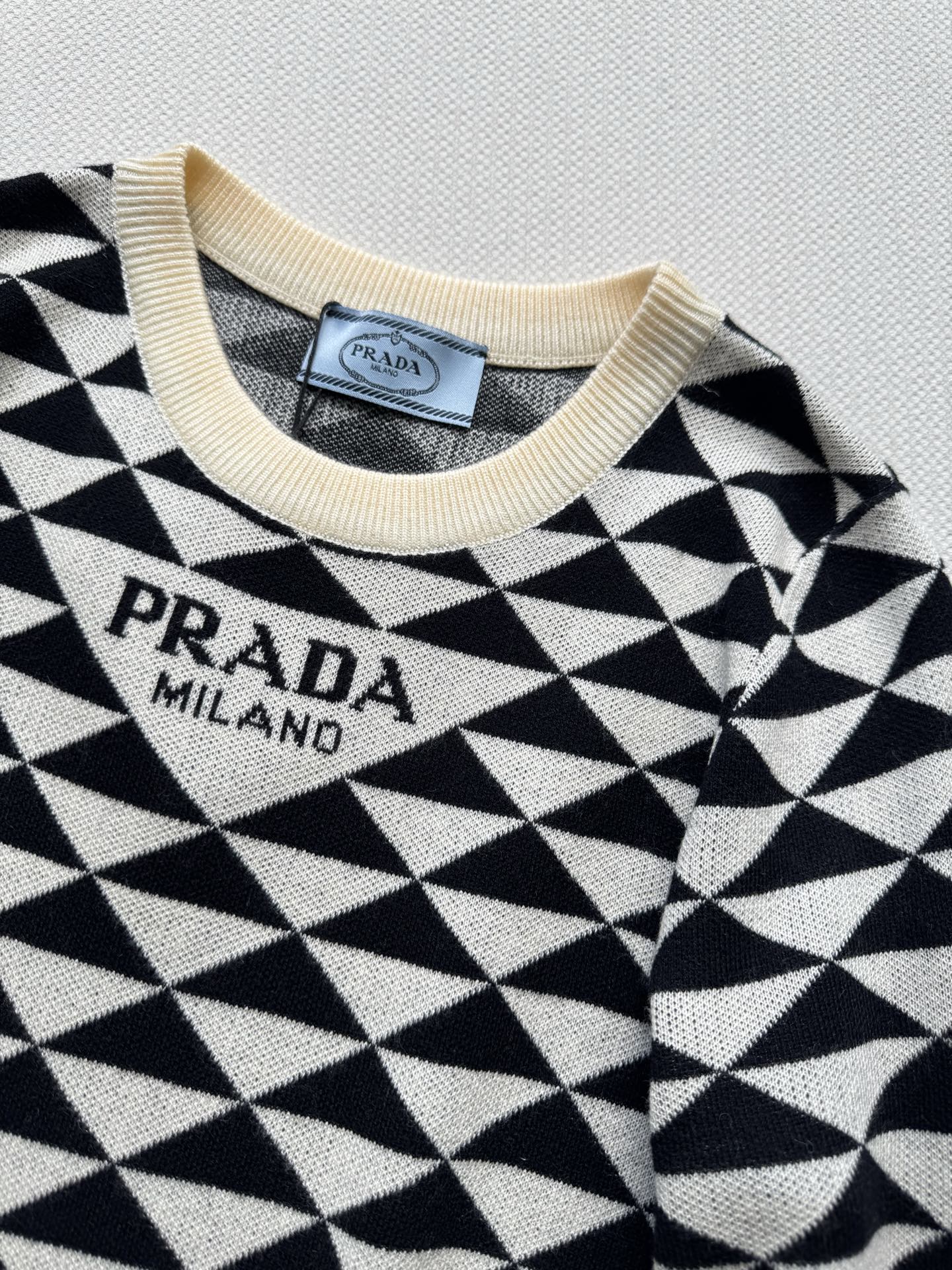 Prada 𝟐𝟓秋冬新款 三角印花Logo圆领针织长袖 图案点缀修饰 上身顯瘦時尚 𝟑碼 𝟑𝟔/𝟑𝟖/𝟒