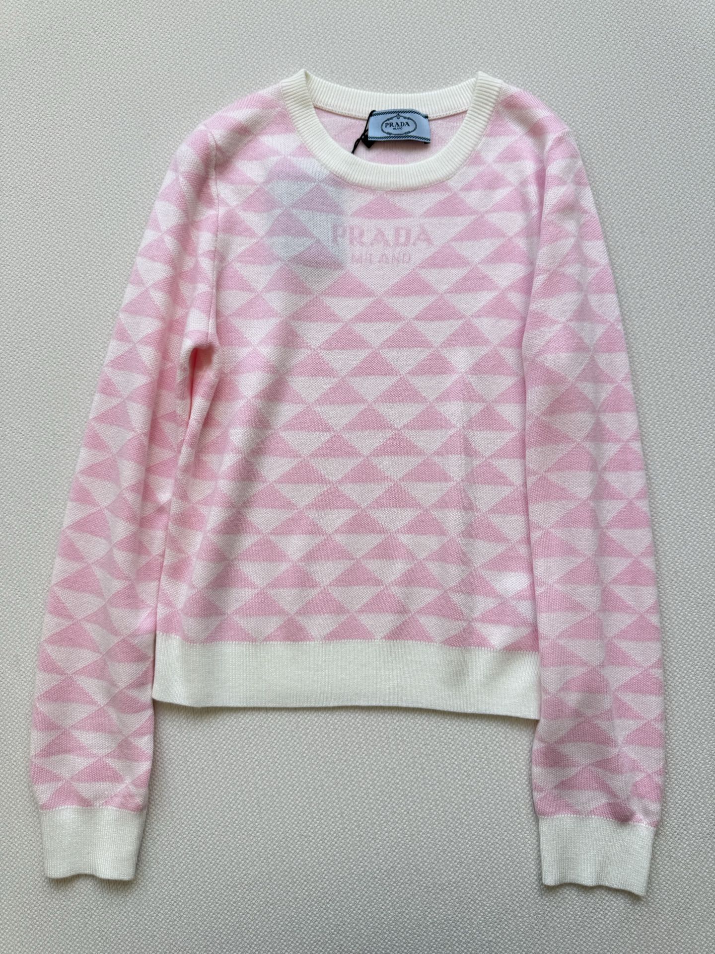 Prada 𝟐𝟓秋冬新款 三角印花Logo圆领针织长袖 图案点缀修饰 上身顯瘦時尚 𝟑碼 𝟑𝟔/𝟑𝟖/𝟒