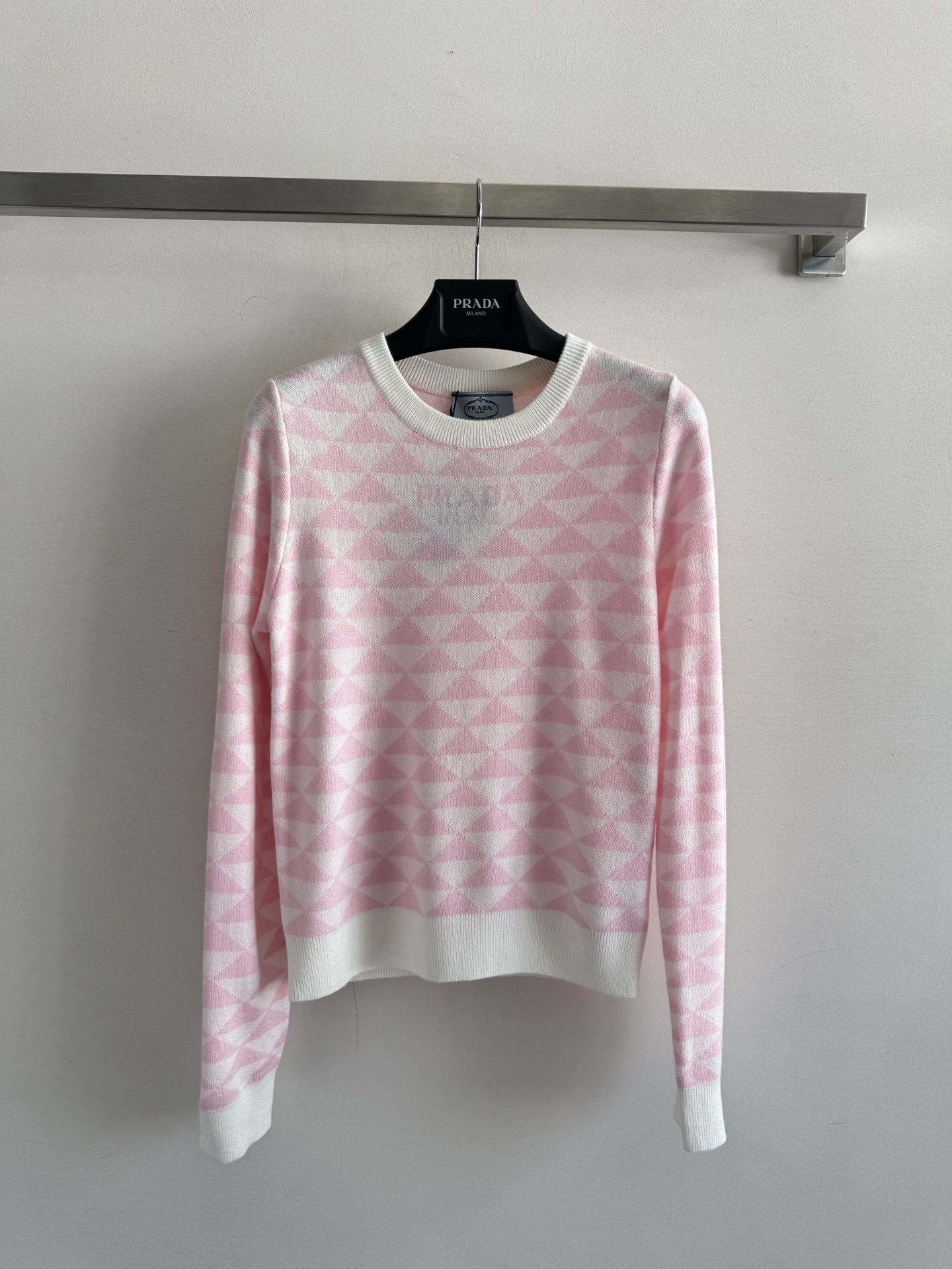 Prada 𝟐𝟓秋冬新款 三角印花Logo圆领针织长袖 图案点缀修饰 上身顯瘦時尚 𝟑碼 𝟑𝟔/𝟑𝟖/𝟒