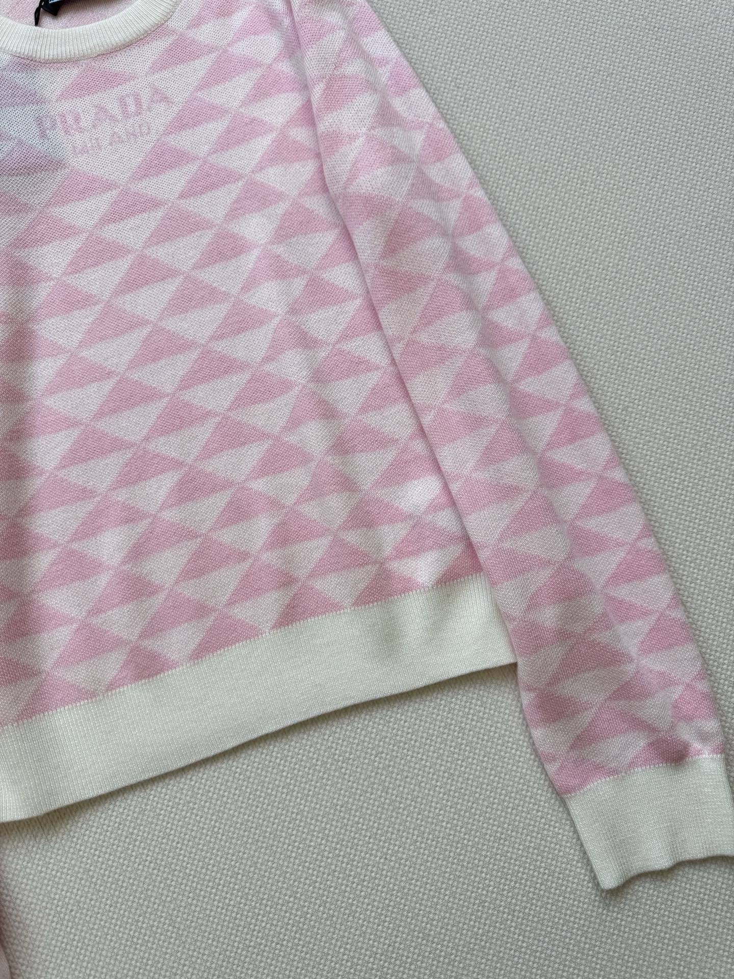 Prada 𝟐𝟓秋冬新款 三角印花Logo圆领针织长袖 图案点缀修饰 上身顯瘦時尚 𝟑碼 𝟑𝟔/𝟑𝟖/𝟒