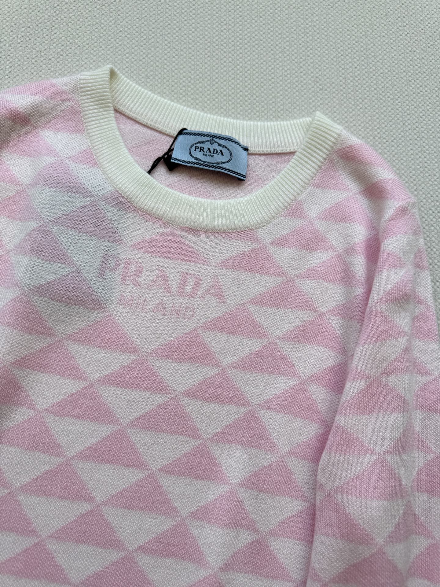 Prada 𝟐𝟓秋冬新款 三角印花Logo圆领针织长袖 图案点缀修饰 上身顯瘦時尚 𝟑碼 𝟑𝟔/𝟑𝟖/𝟒