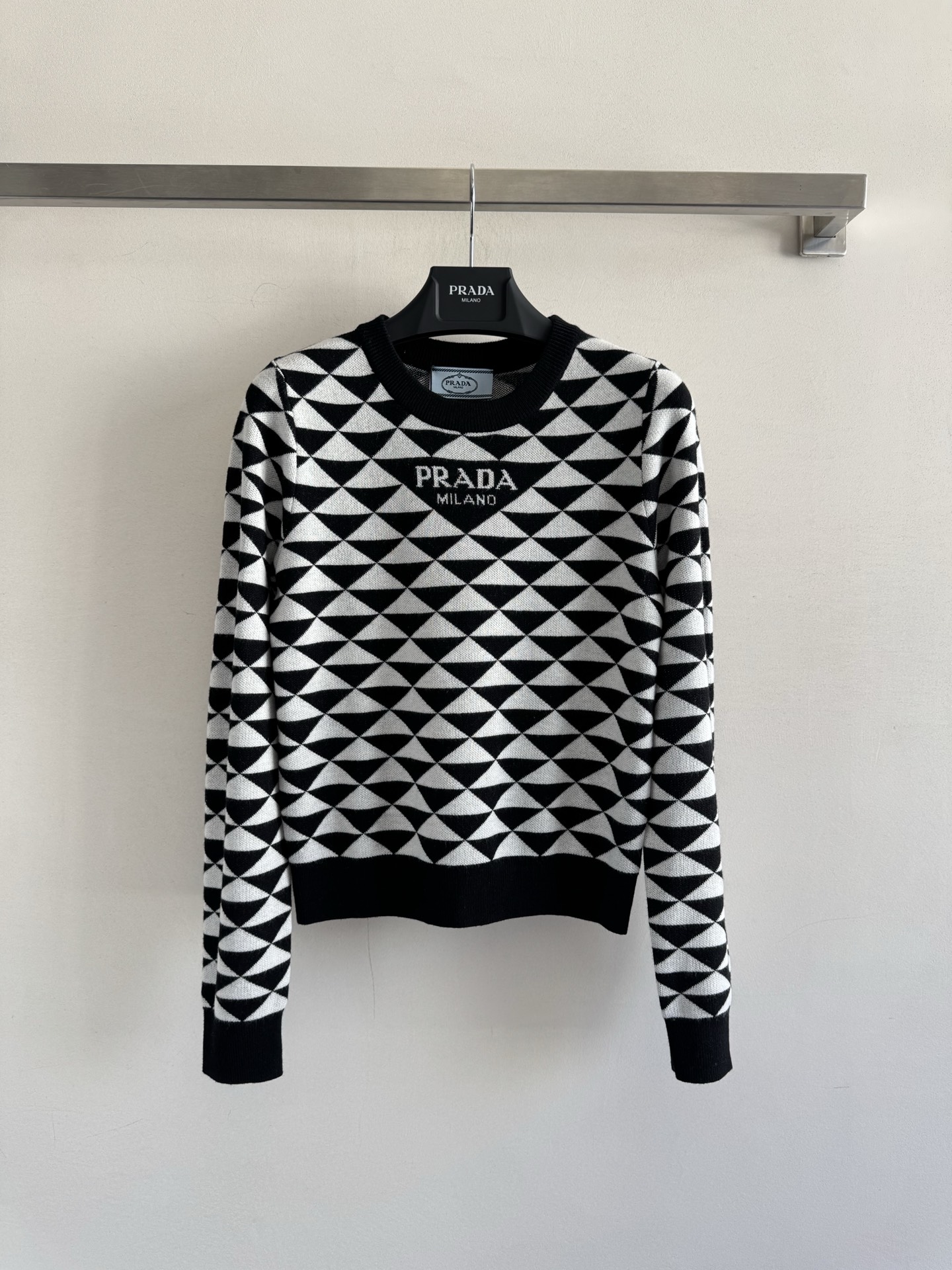 NO:548015,Prada autumn and winter new style, triangle printed logo round neck knitted long sleeve pattern embellishment, upper body look slim and fashionable Size //,,prada,alexander wang19860909Prada 秋冬新款 三角印花Logo圆领针织长袖 图案点缀修饰 上身顯瘦時尚 碼 //,,prada,alexander wang,Women's clothing