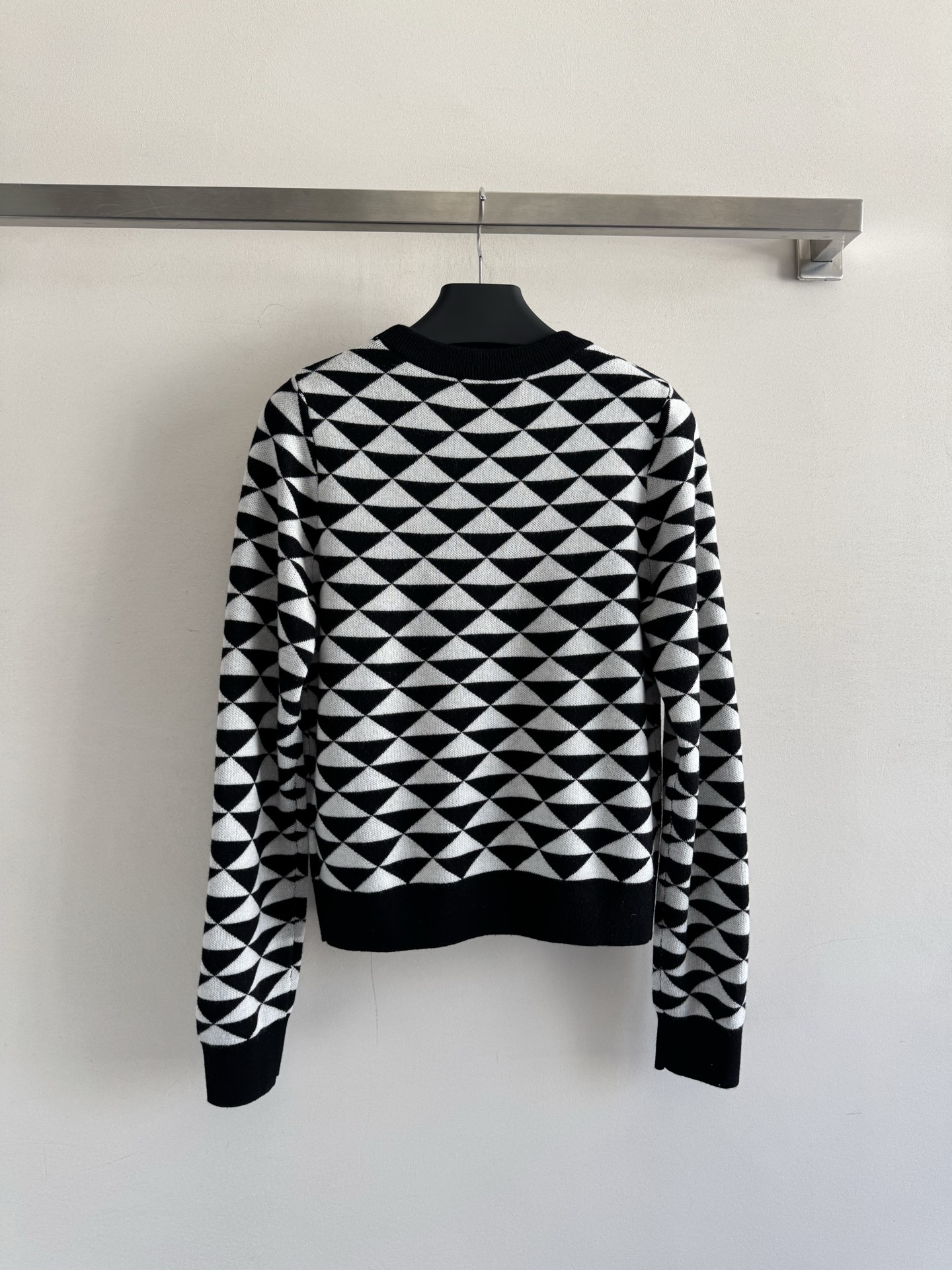 Prada 𝟐𝟓秋冬新款 三角印花Logo圆领针织长袖 图案点缀修饰 上身顯瘦時尚 𝟑碼 𝟑𝟔/𝟑𝟖/𝟒