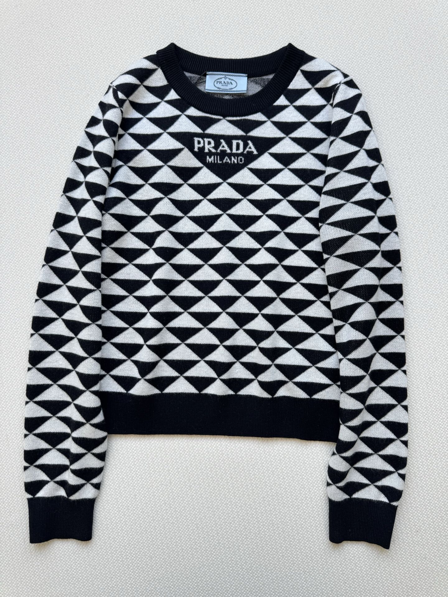 Prada 𝟐𝟓秋冬新款 三角印花Logo圆领针织长袖 图案点缀修饰 上身顯瘦時尚 𝟑碼 𝟑𝟔/𝟑𝟖/𝟒