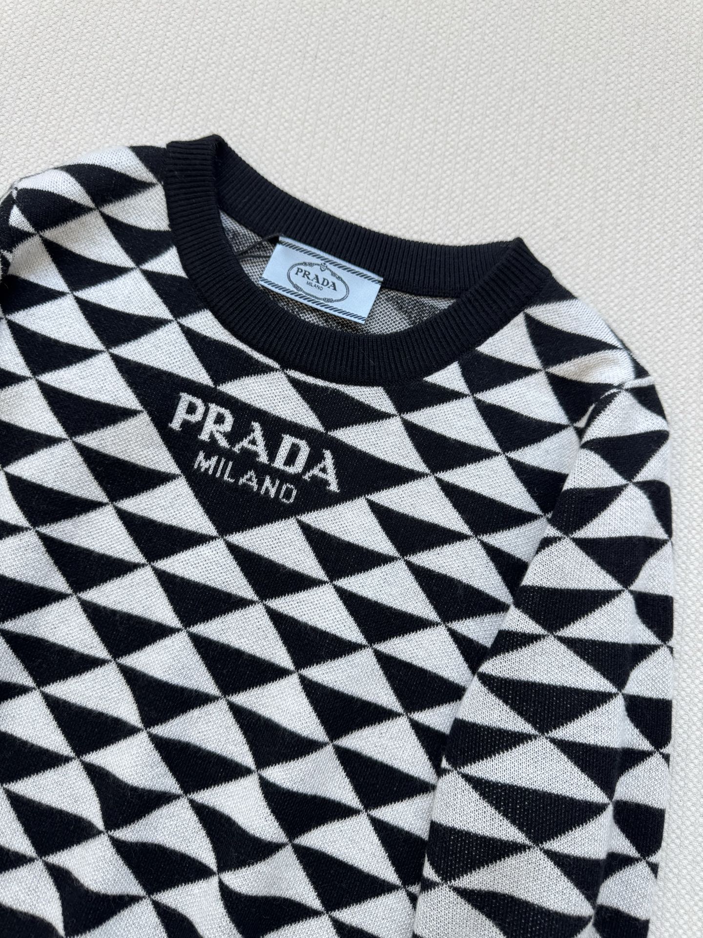 Prada 𝟐𝟓秋冬新款 三角印花Logo圆领针织长袖 图案点缀修饰 上身顯瘦時尚 𝟑碼 𝟑𝟔/𝟑𝟖/𝟒