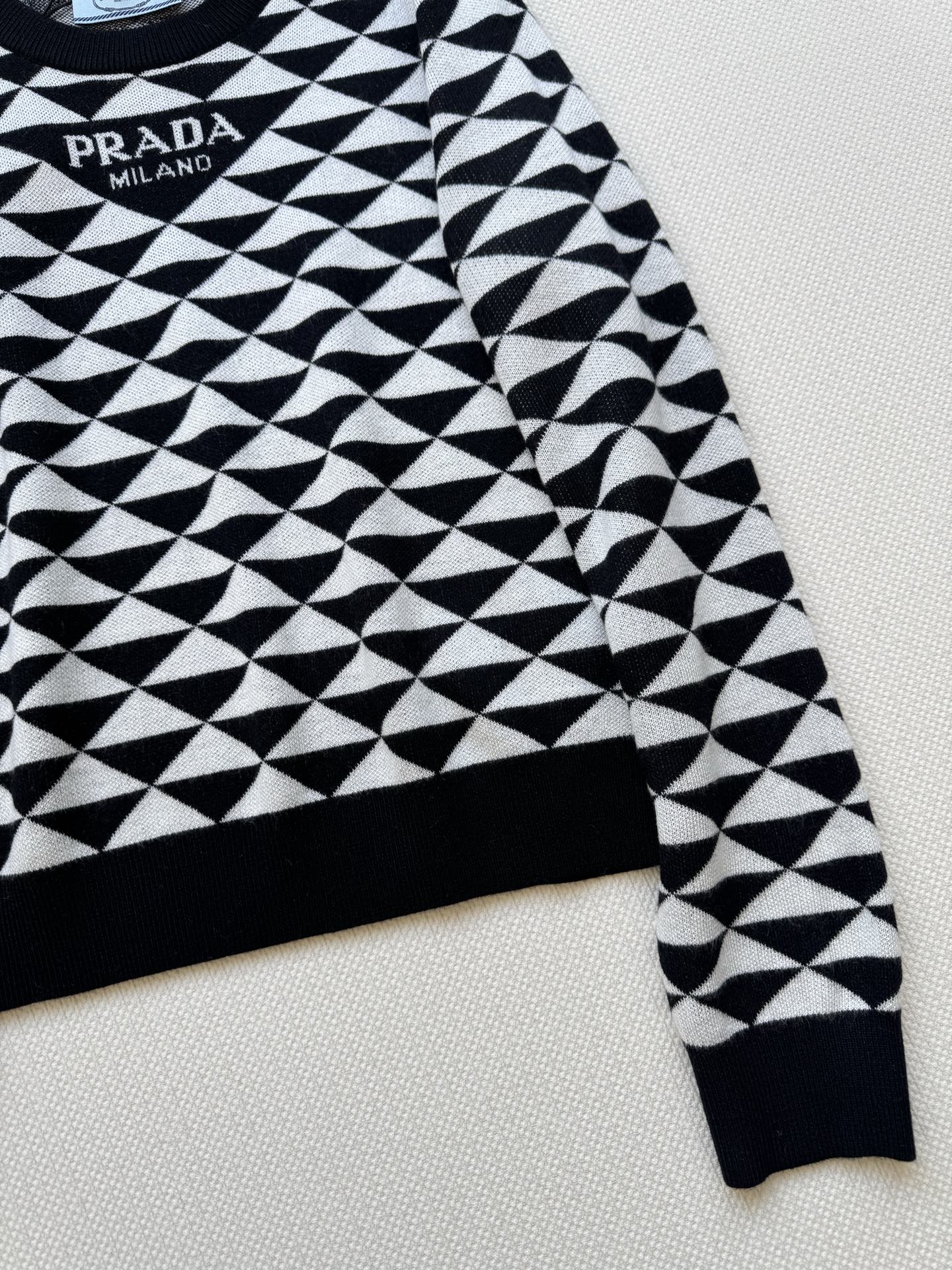 Prada 𝟐𝟓秋冬新款 三角印花Logo圆领针织长袖 图案点缀修饰 上身顯瘦時尚 𝟑碼 𝟑𝟔/𝟑𝟖/𝟒