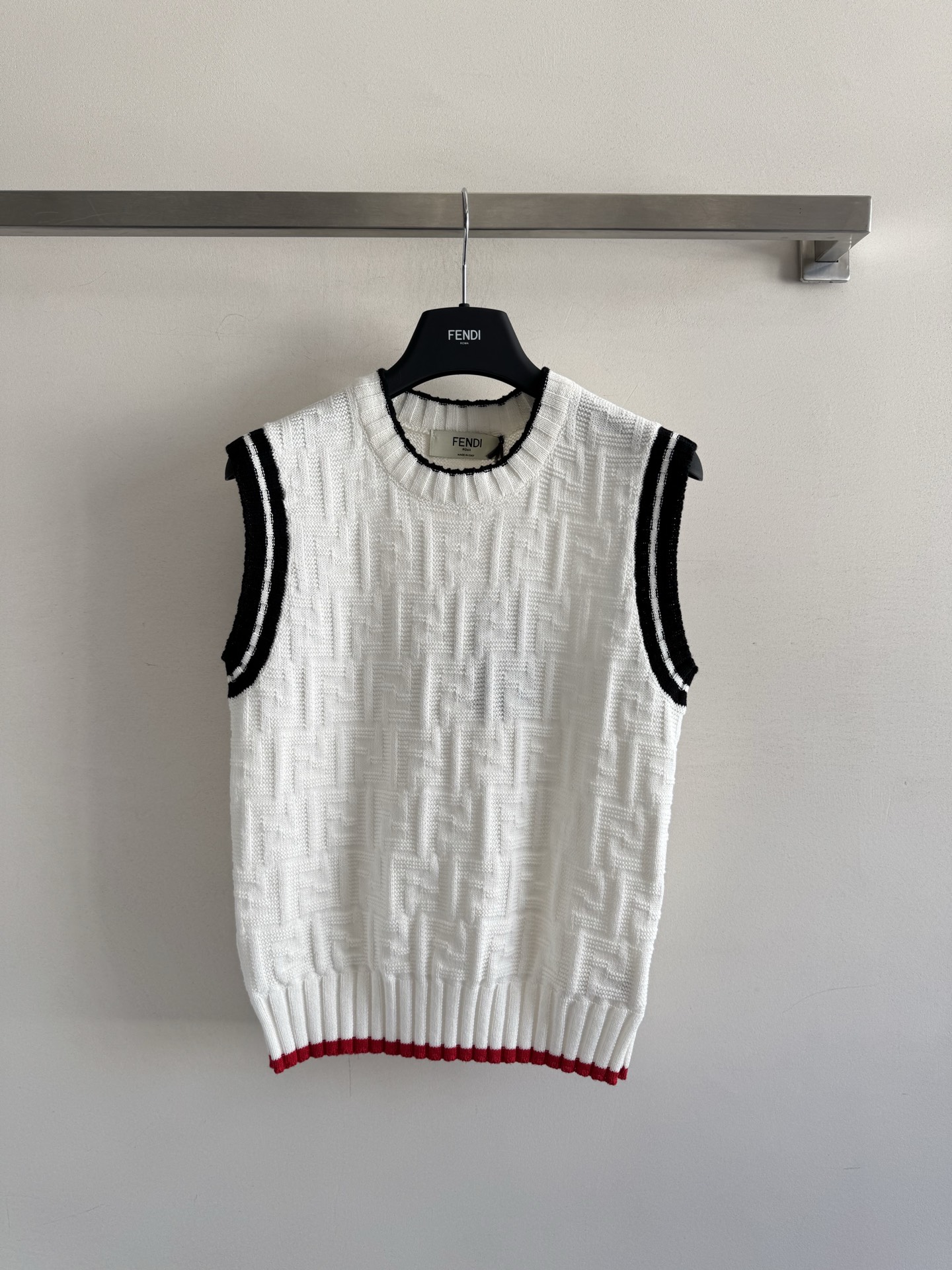 𝐅𝐞𝐧𝐝𝐢 𝟐𝟓𝐬𝐬 双F提花针织背心 版型立体 上身時尚鬆弛感🈵️🈵️ 𝟑碼 𝟑𝟔/𝟑𝟖/𝟒𝟎