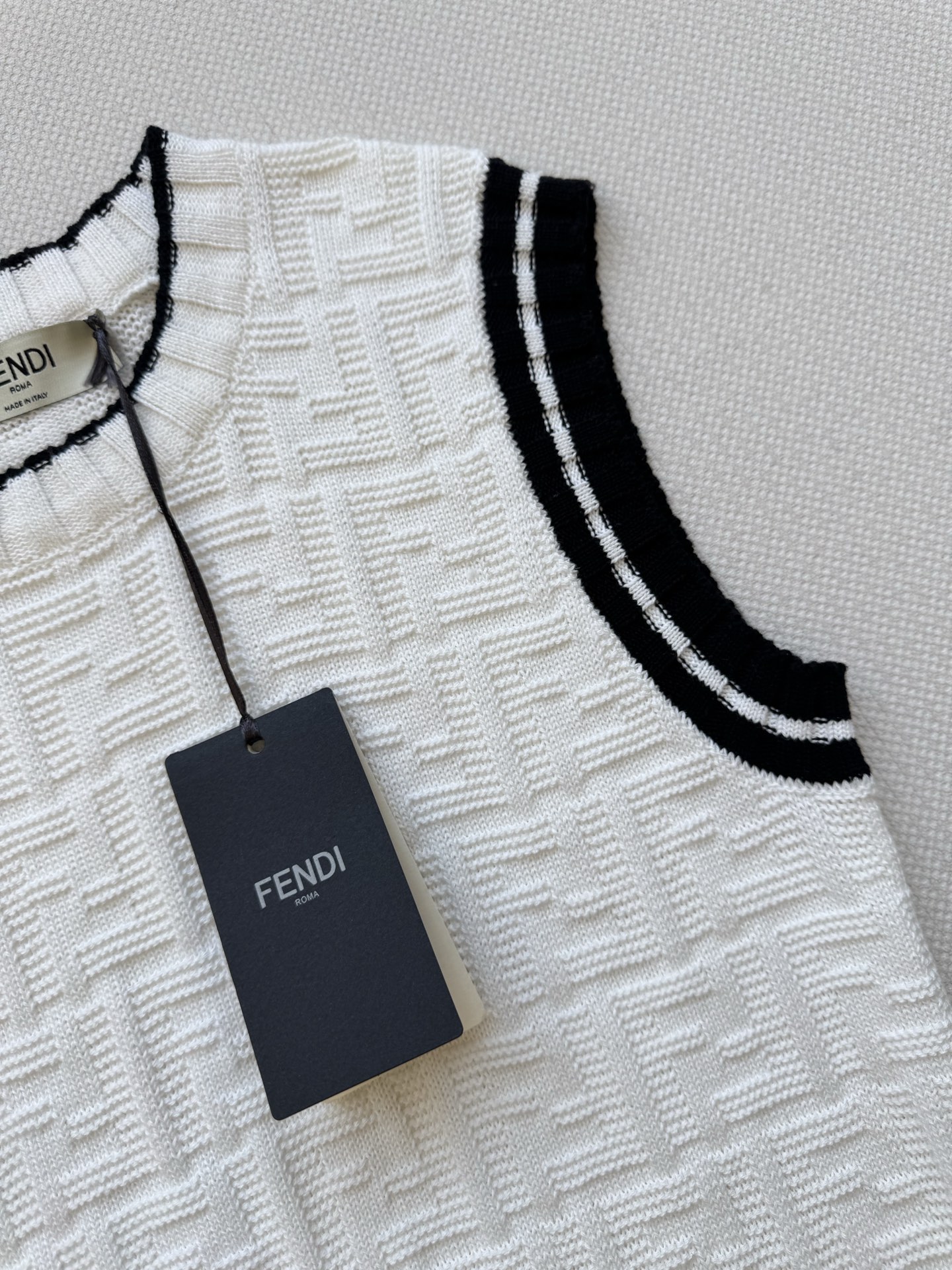 𝐅𝐞𝐧𝐝𝐢 𝟐𝟓𝐬𝐬 双F提花针织背心 版型立体 上身時尚鬆弛感🈵️🈵️ 𝟑碼 𝟑𝟔/𝟑𝟖/𝟒𝟎