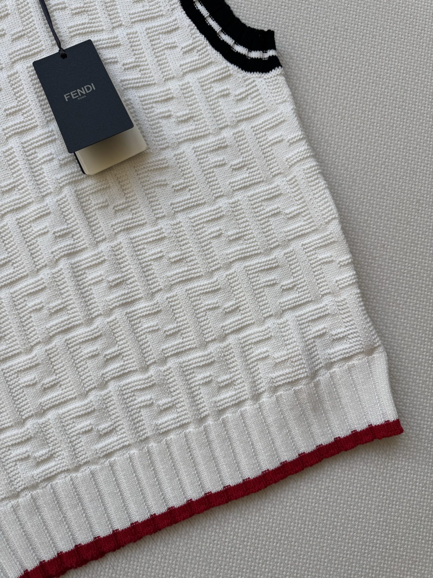 𝐅𝐞𝐧𝐝𝐢 𝟐𝟓𝐬𝐬 双F提花针织背心 版型立体 上身時尚鬆弛感🈵️🈵️ 𝟑碼 𝟑𝟔/𝟑𝟖/𝟒𝟎