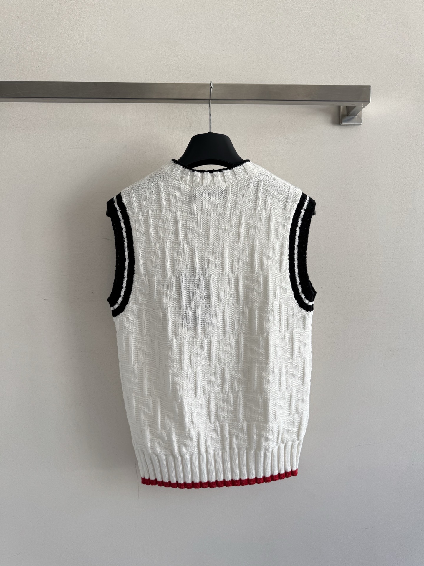 𝐅𝐞𝐧𝐝𝐢 𝟐𝟓𝐬𝐬 双F提花针织背心 版型立体 上身時尚鬆弛感🈵️🈵️ 𝟑碼 𝟑𝟔/𝟑𝟖/𝟒𝟎