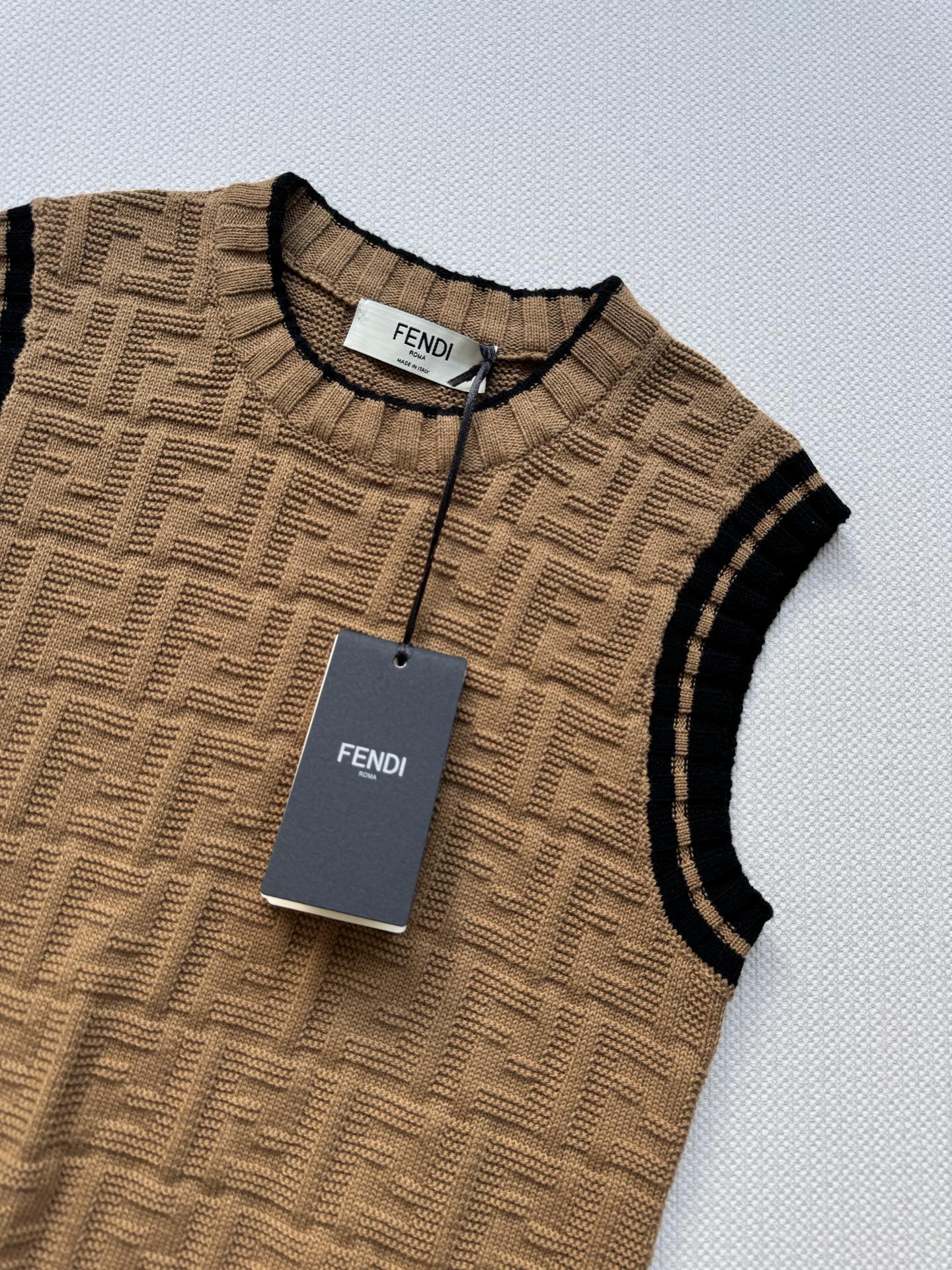 𝐅𝐞𝐧𝐝𝐢 𝟐𝟓𝐬𝐬 双F提花针织背心 版型立体 上身時尚鬆弛感🈵️🈵️ 𝟑碼 𝟑𝟔/𝟑𝟖/𝟒𝟎