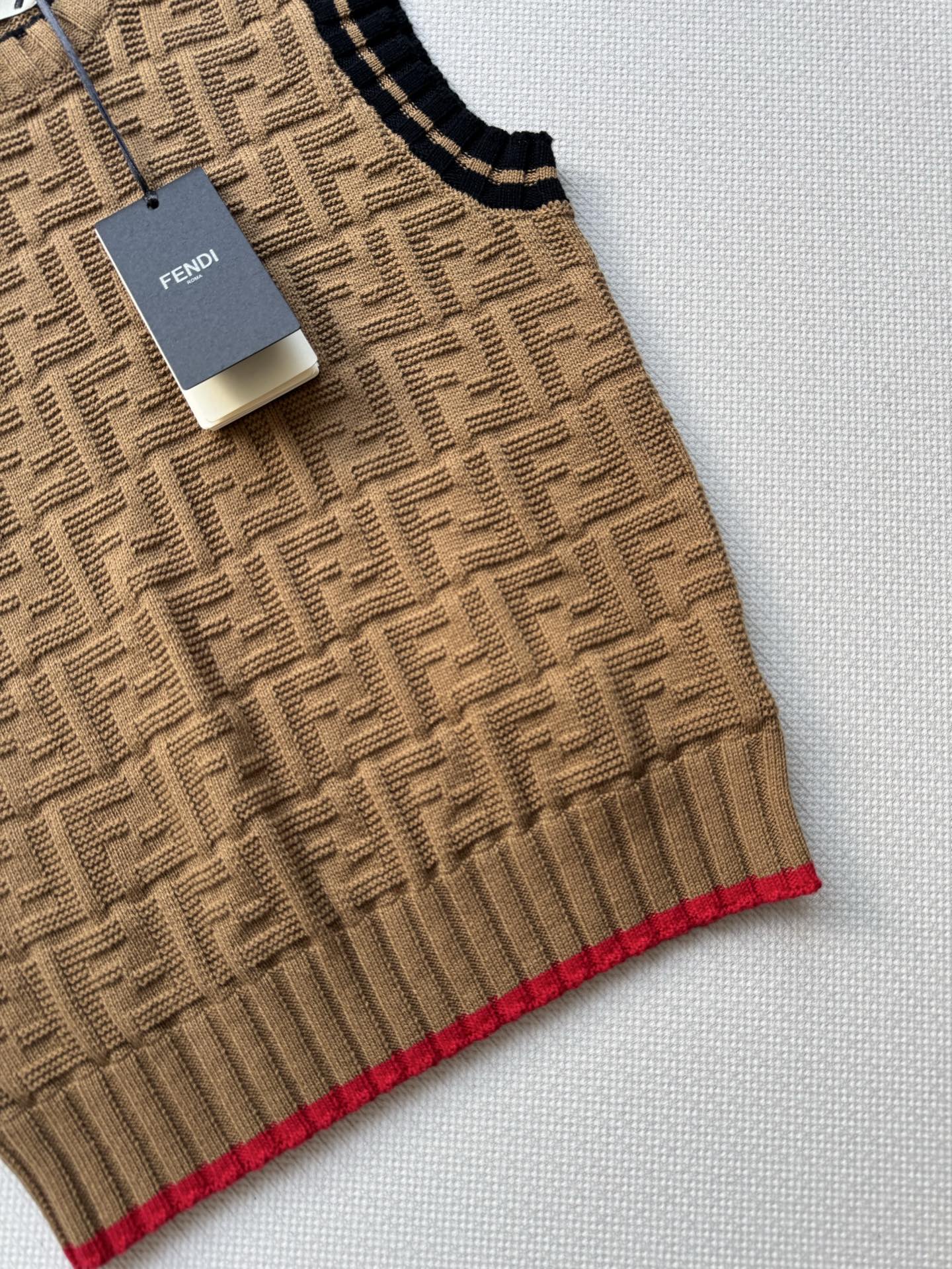 𝐅𝐞𝐧𝐝𝐢 𝟐𝟓𝐬𝐬 双F提花针织背心 版型立体 上身時尚鬆弛感🈵️🈵️ 𝟑碼 𝟑𝟔/𝟑𝟖/𝟒𝟎