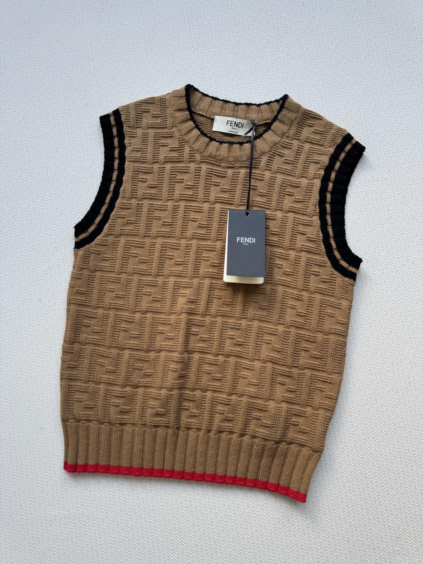 𝐅𝐞𝐧𝐝𝐢 𝟐𝟓𝐬𝐬 双F提花针织背心 版型立体 上身時尚鬆弛感🈵️🈵️ 𝟑碼 𝟑𝟔/𝟑𝟖/𝟒𝟎